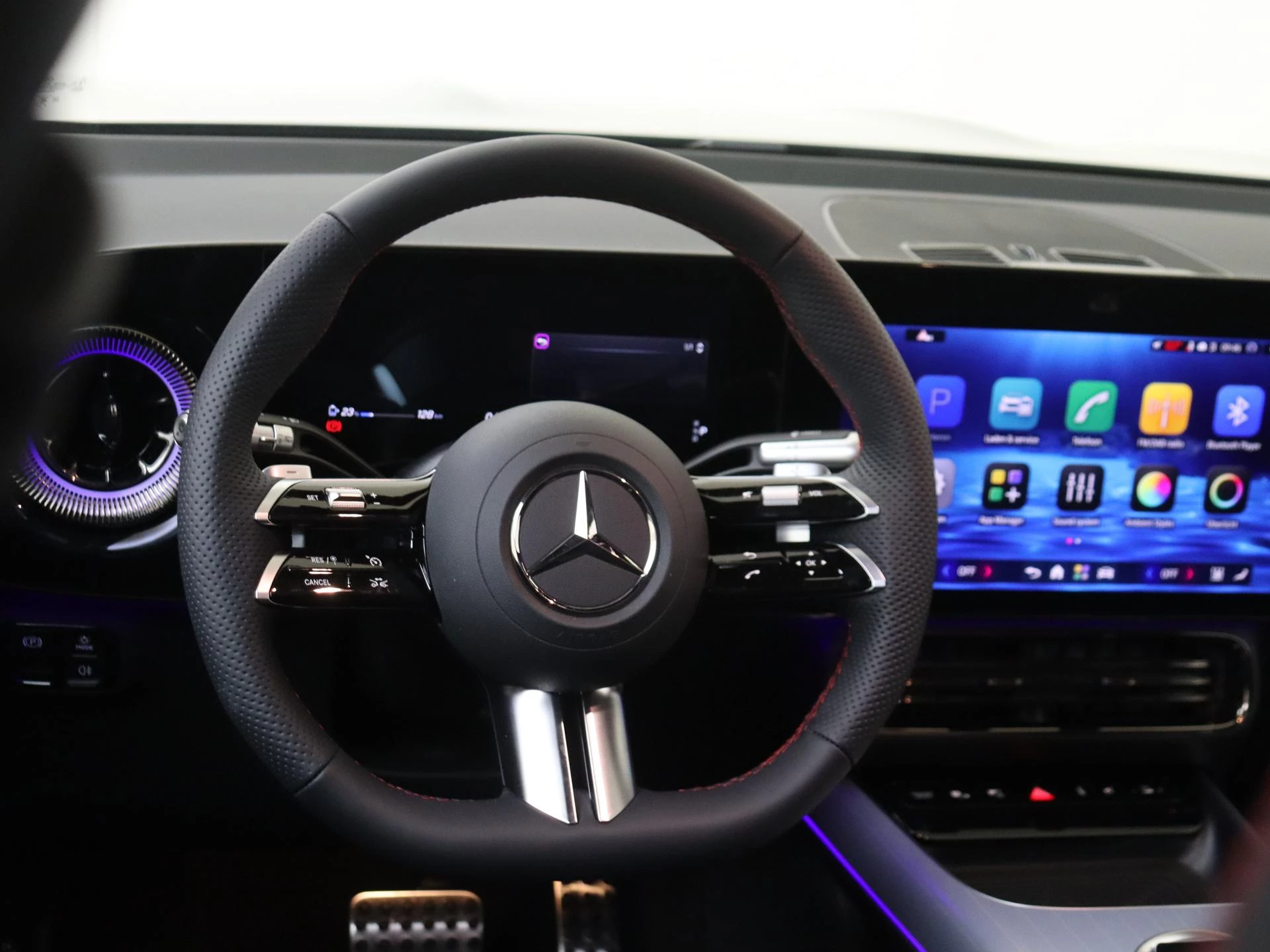 Mercedes-Benz-GLB-image-11