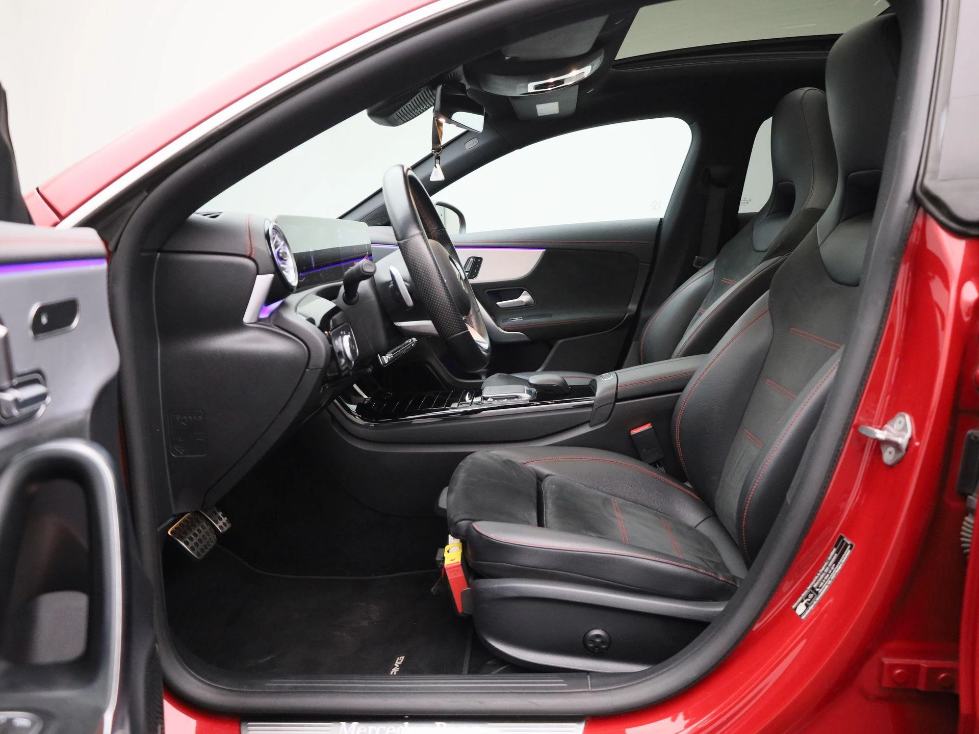 Mercedes-Benz CLA 180 d AMG Line Shooting Brake + CARPLAY + PANO DAK + TREKHAAK + MEMORY SEATS +