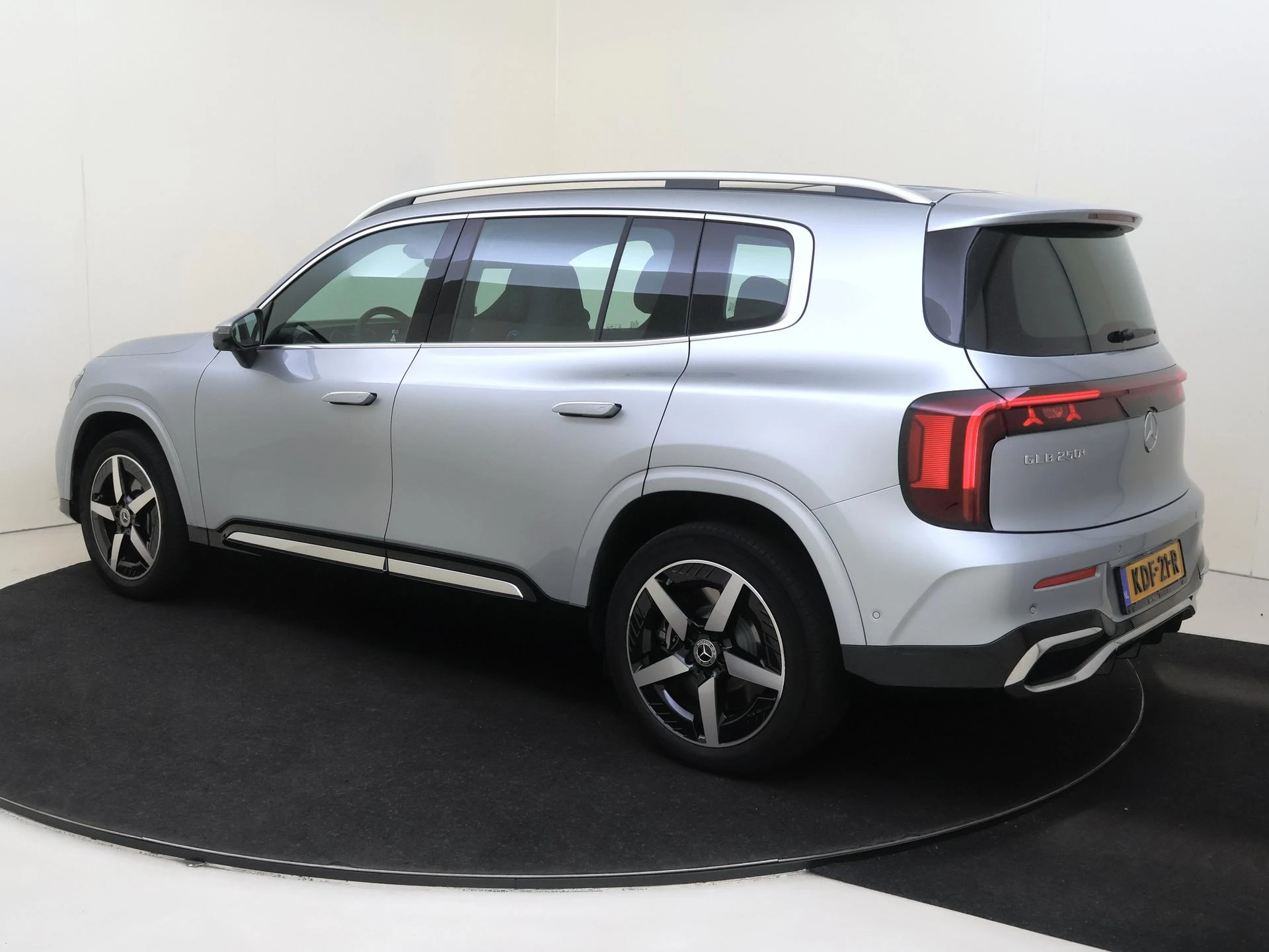Mercedes-Benz-GLB-image-2