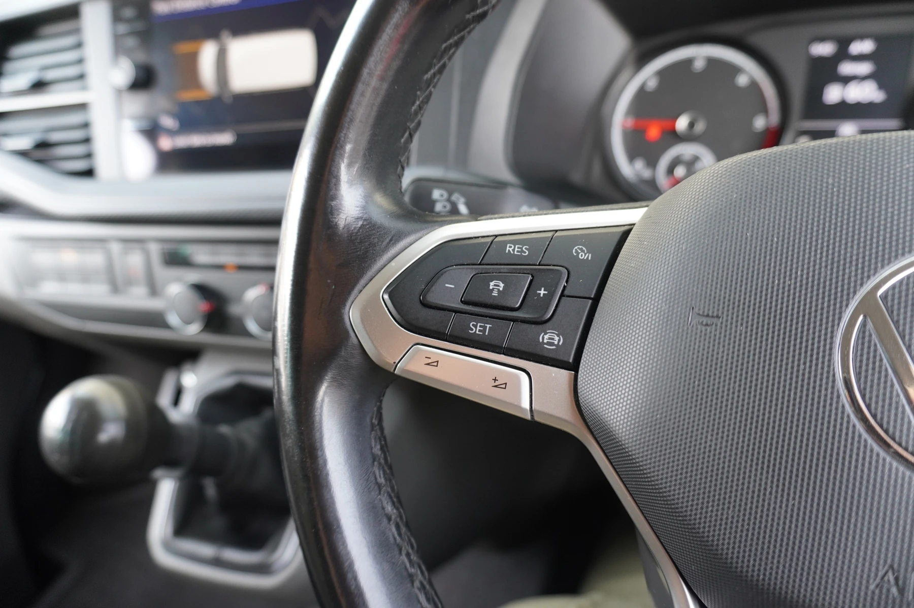 Volkswagen-Transporter-image-24
