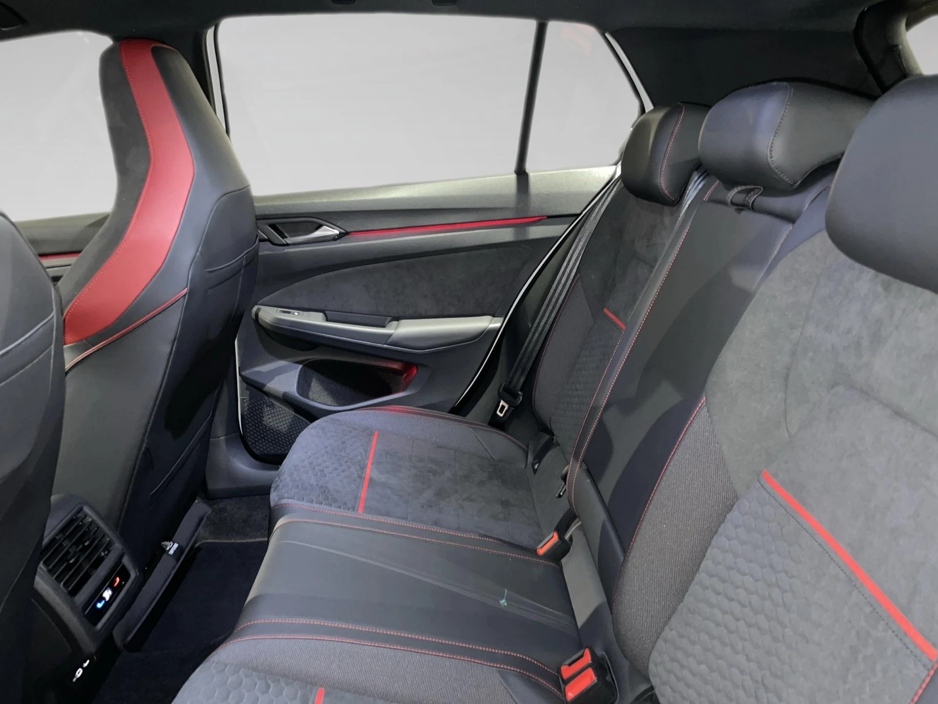 Volkswagen-Golf-image-10