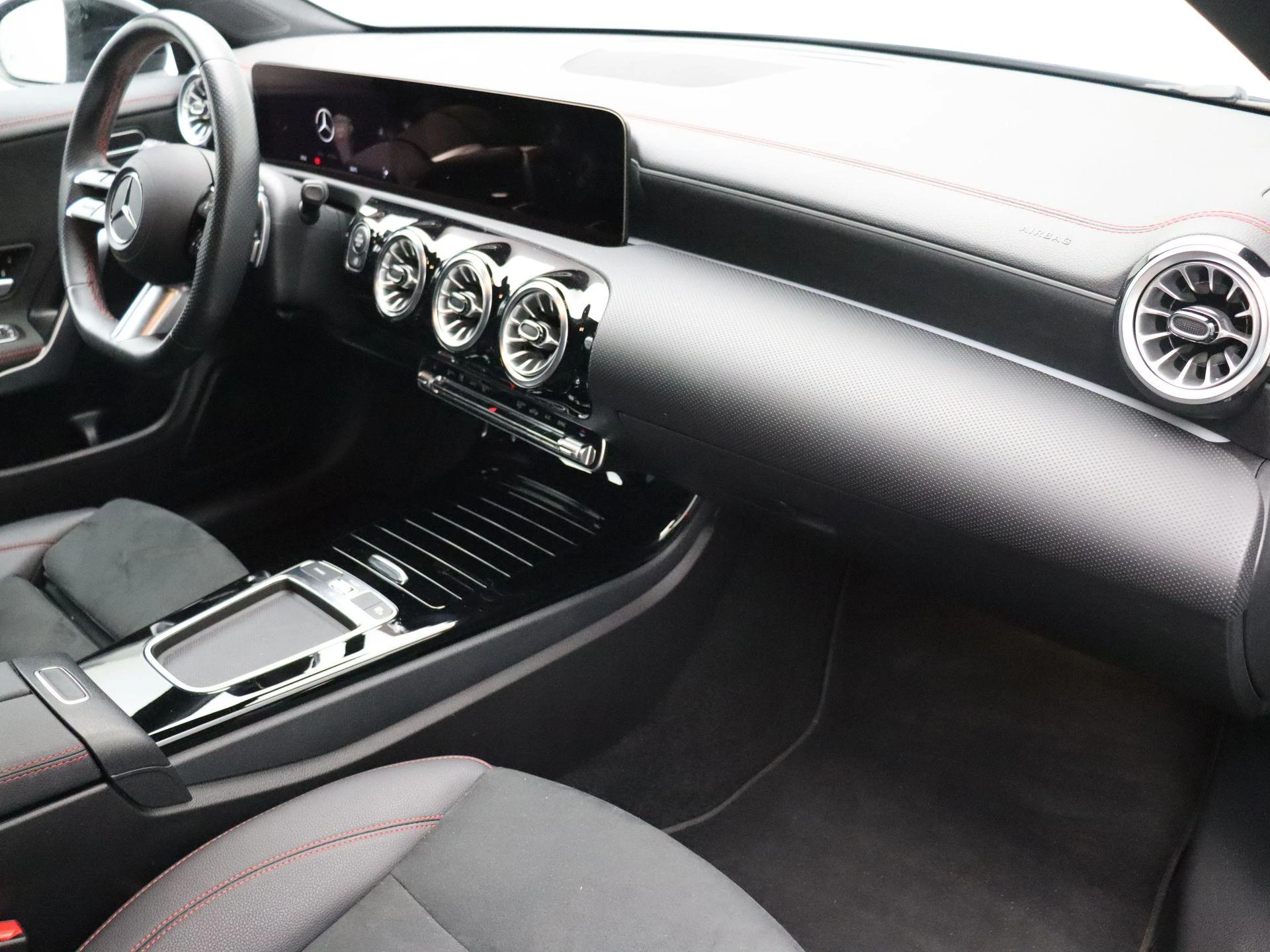 Mercedes-Benz-CLA-image-21