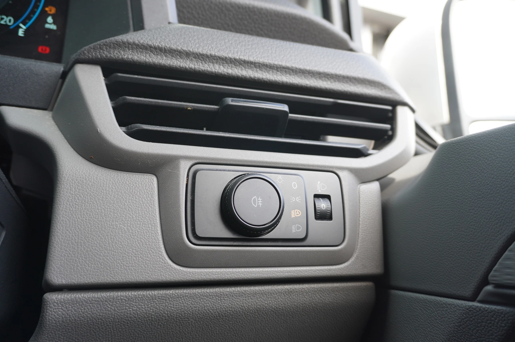 Volkswagen-Transporter-image-36