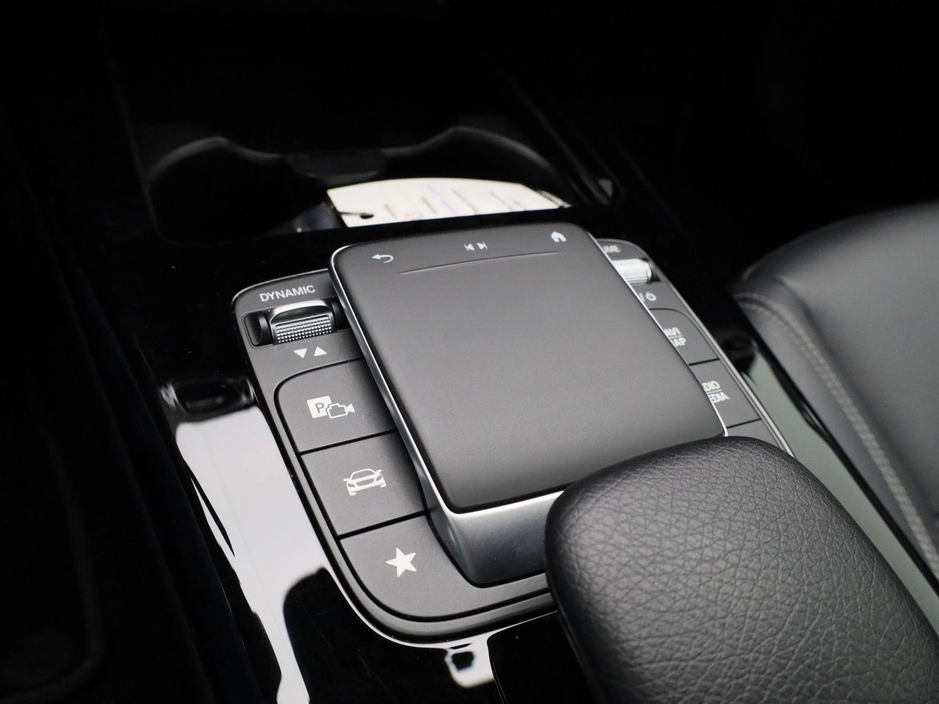 Mercedes-Benz-CLA-image-18