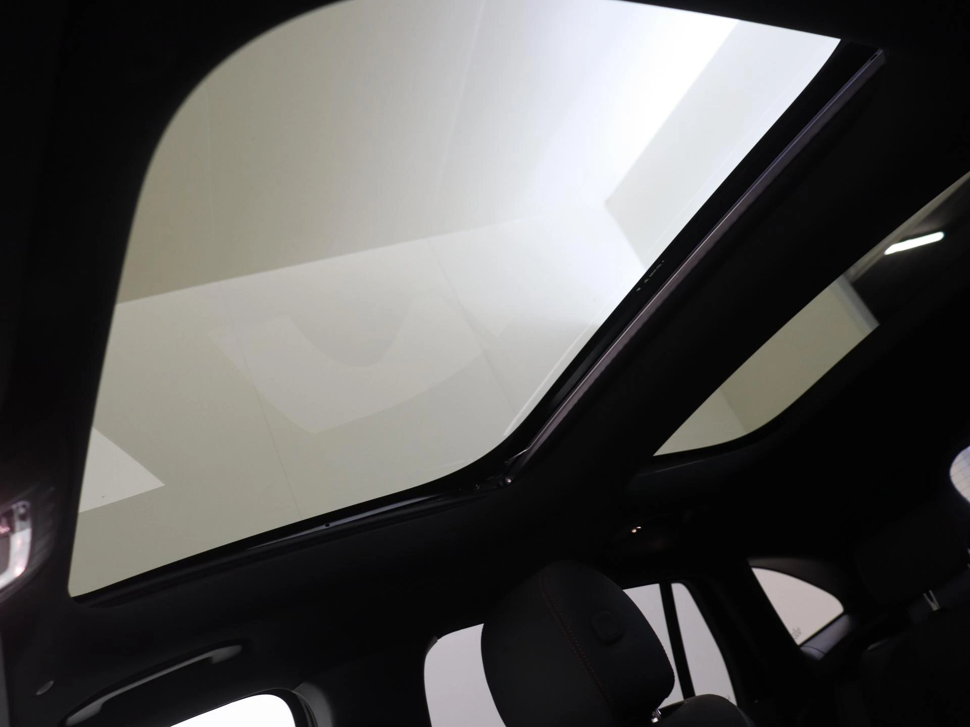 Mercedes-Benz-GLA-image-27