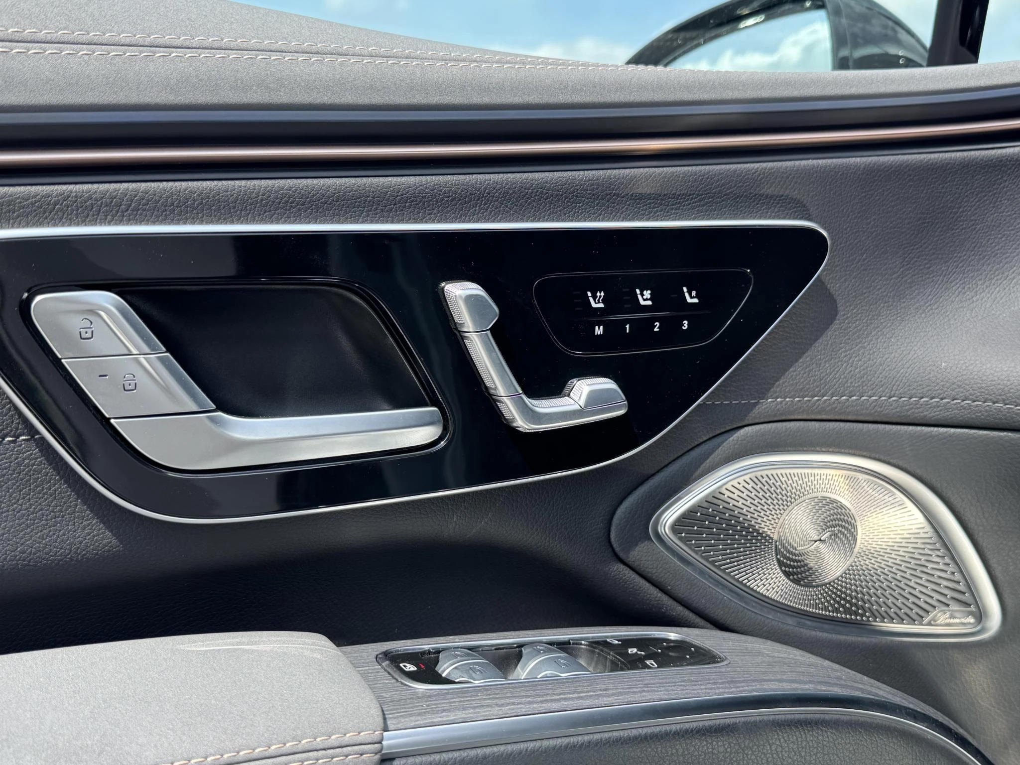 Mercedes-Benz-EQS-image-8