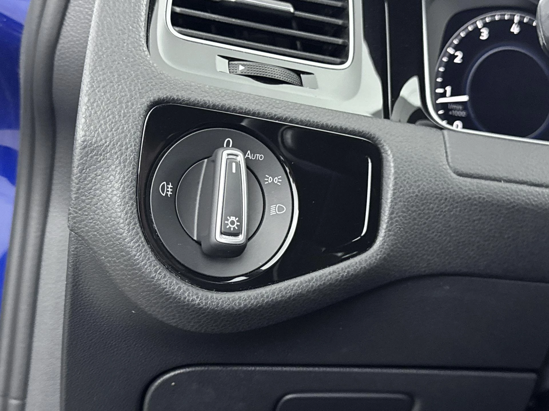 Volkswagen-Golf-image-21