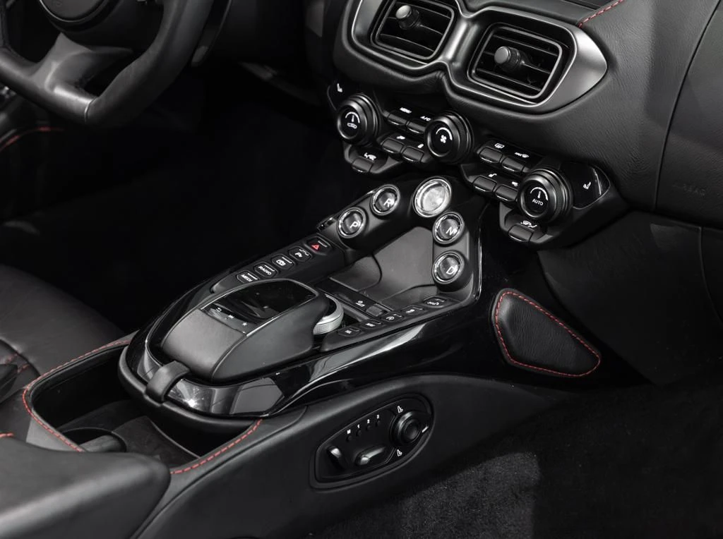 Aston Martin-V8 Vantage-image-21