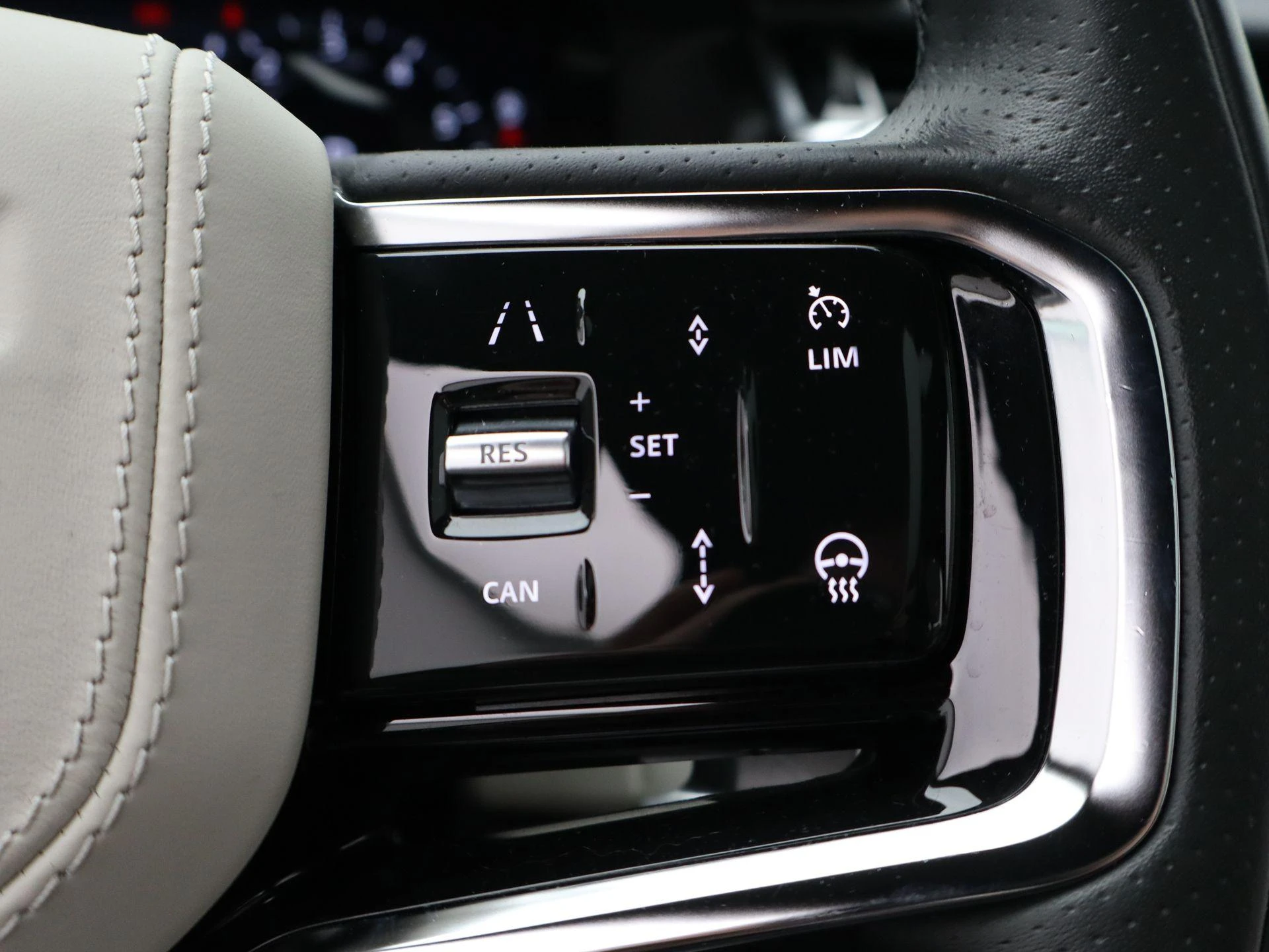 Land Rover-Range Rover Velar-image-25