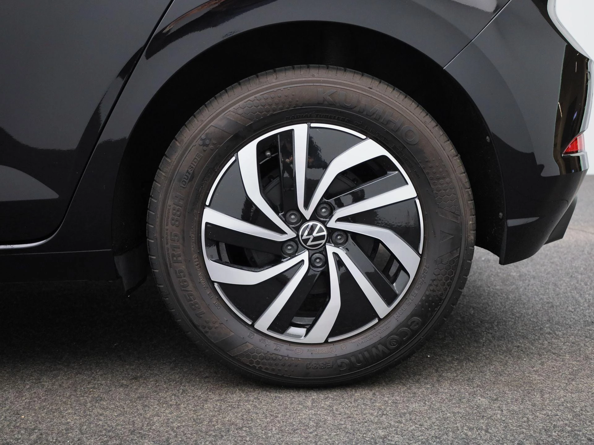 Volkswagen-Polo-image-12