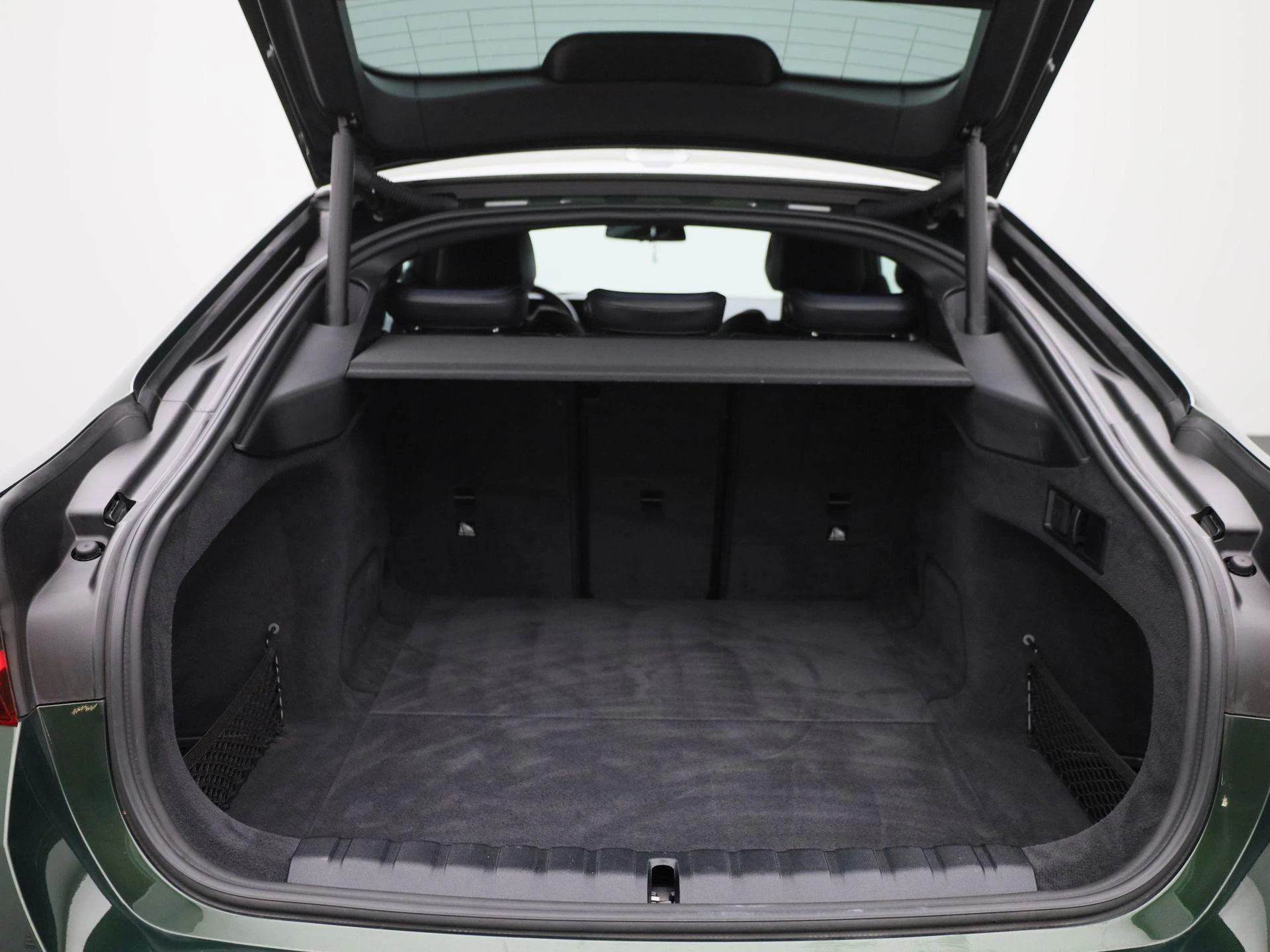 BMW-i4-image-13