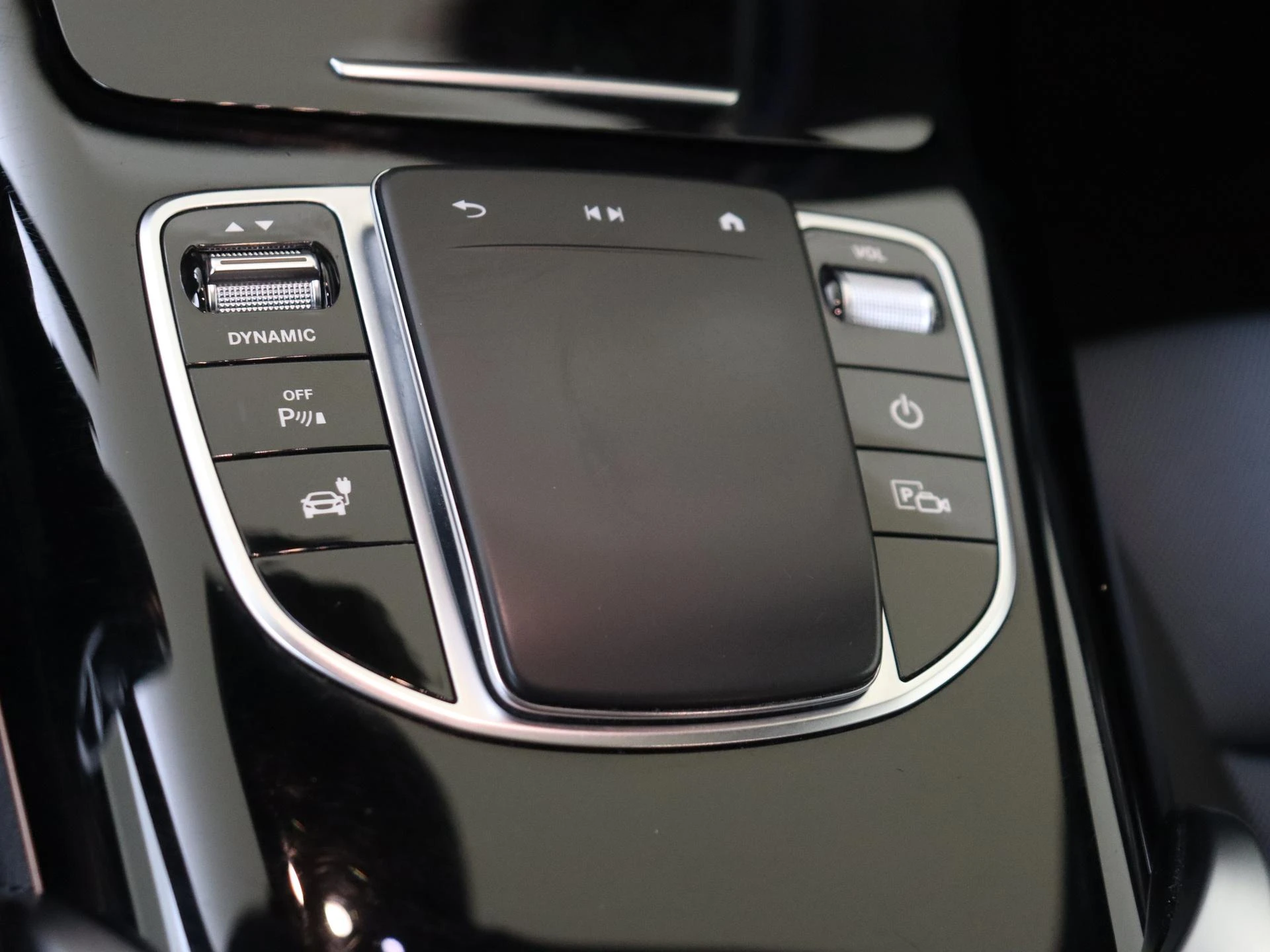 Mercedes-Benz-EQC-image-20