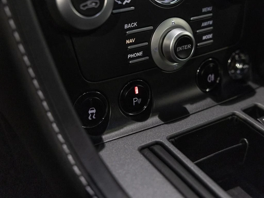 Aston Martin-V8 Vantage-image-17