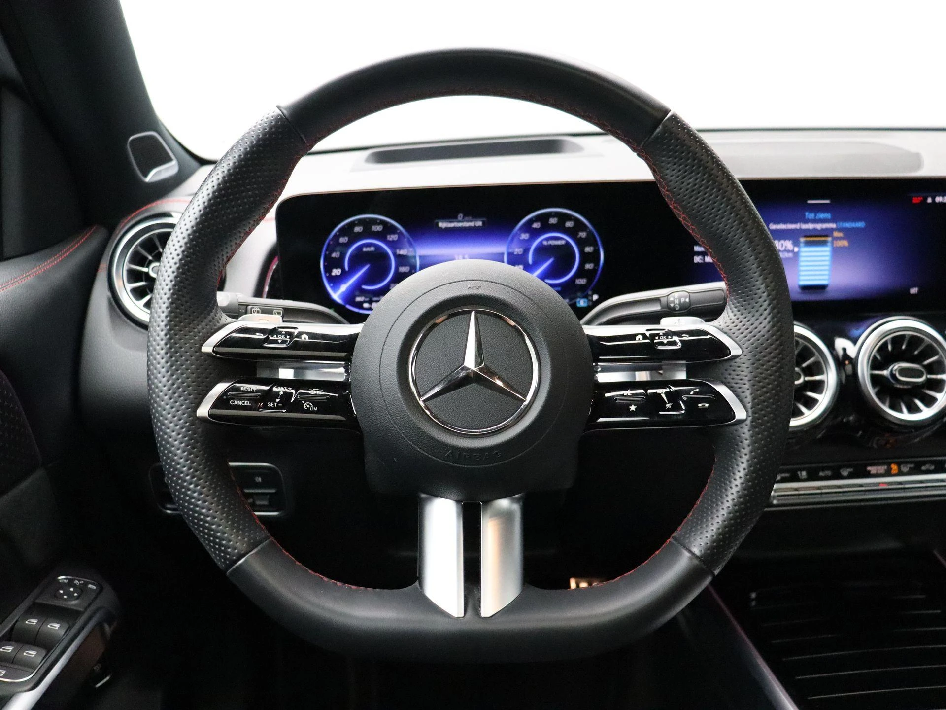 Mercedes-Benz-EQB-image-16