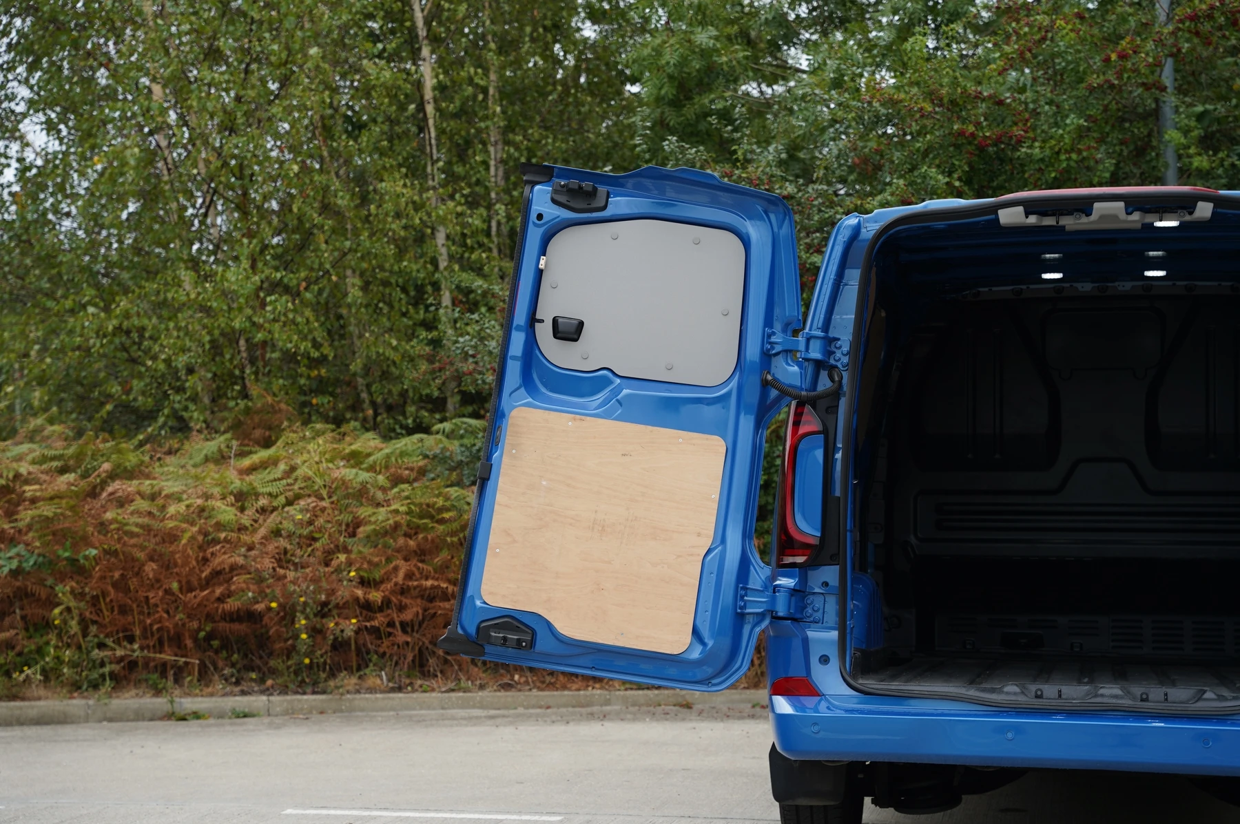 Volkswagen-Transporter-image-35
