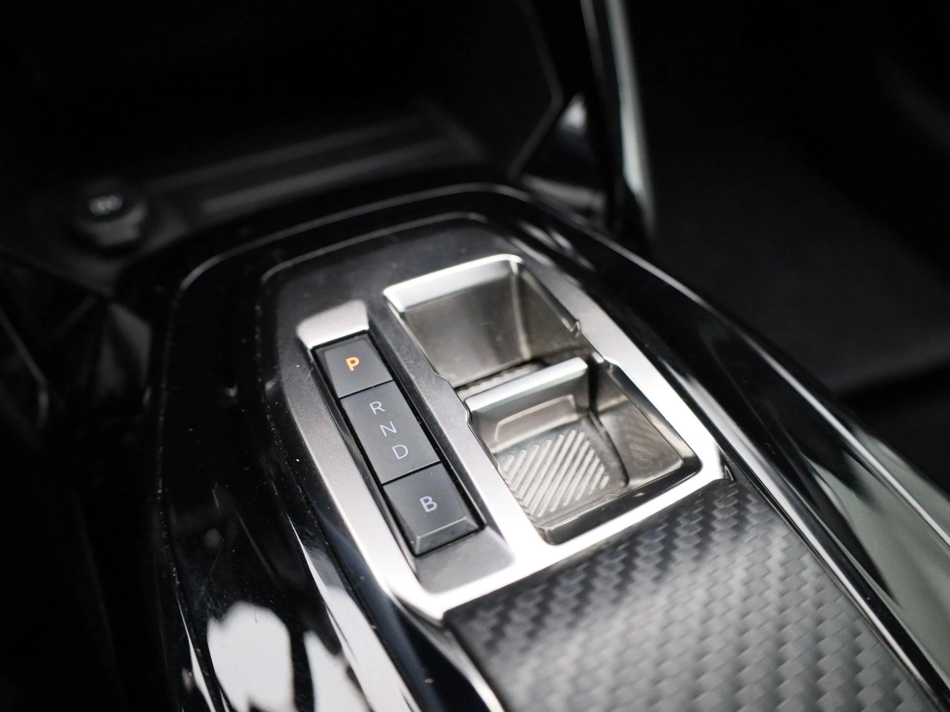 Peugeot-e-208-image-25