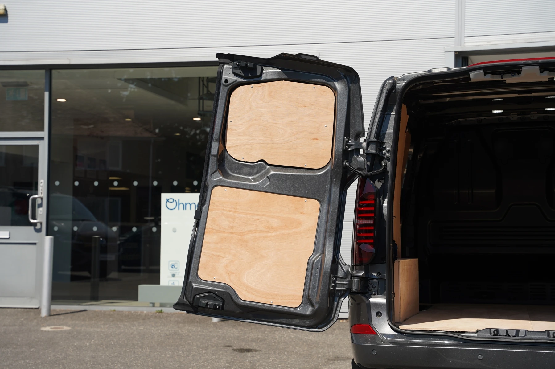 Volkswagen-Transporter-image-31