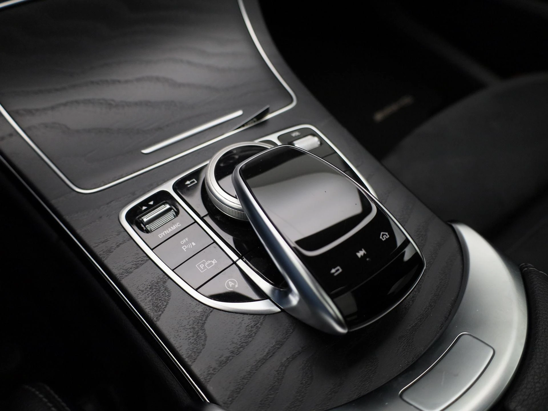 Mercedes-Benz-C-Klasse-image-27