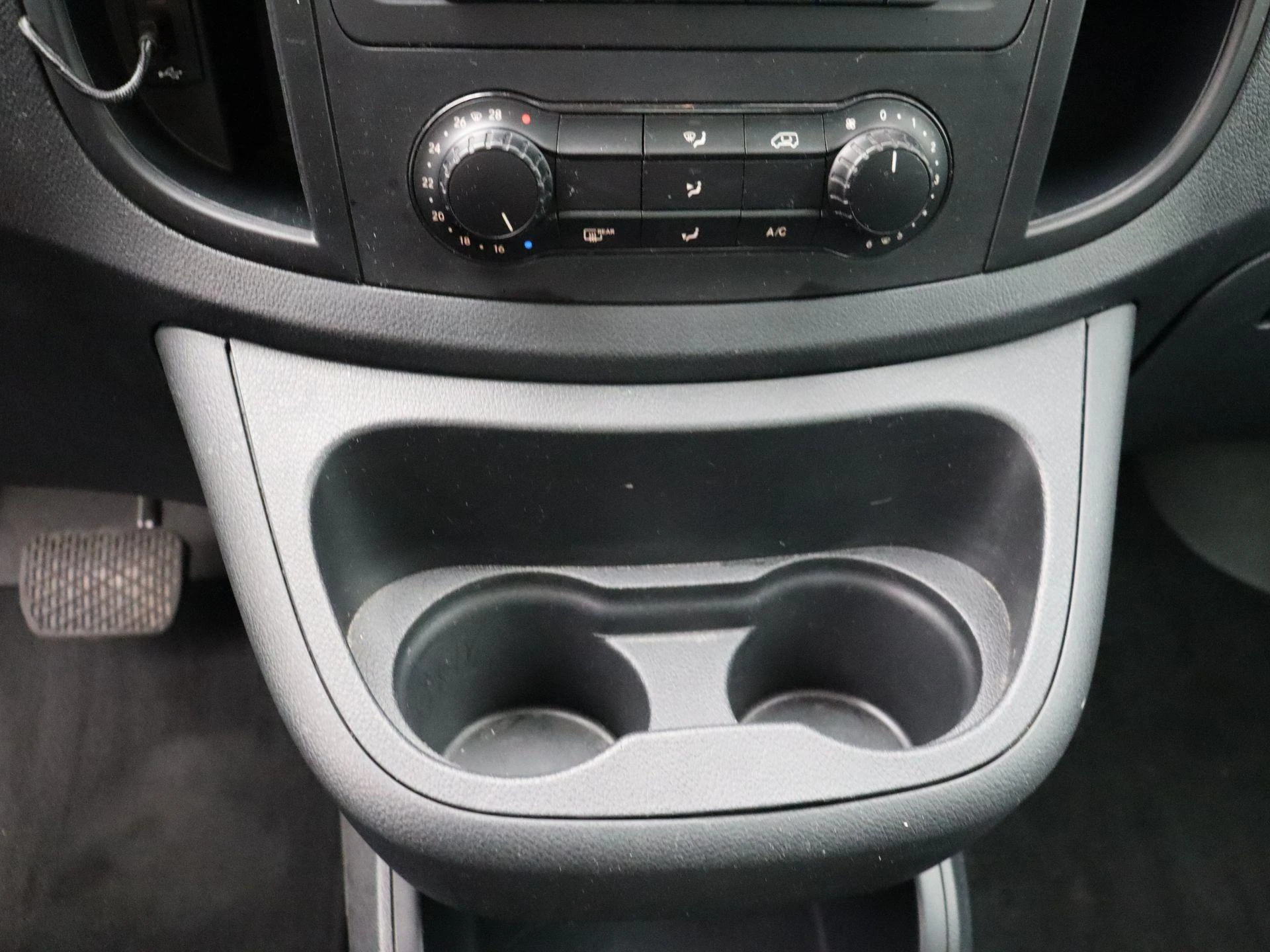 Mercedes-Benz-Vito-image-17