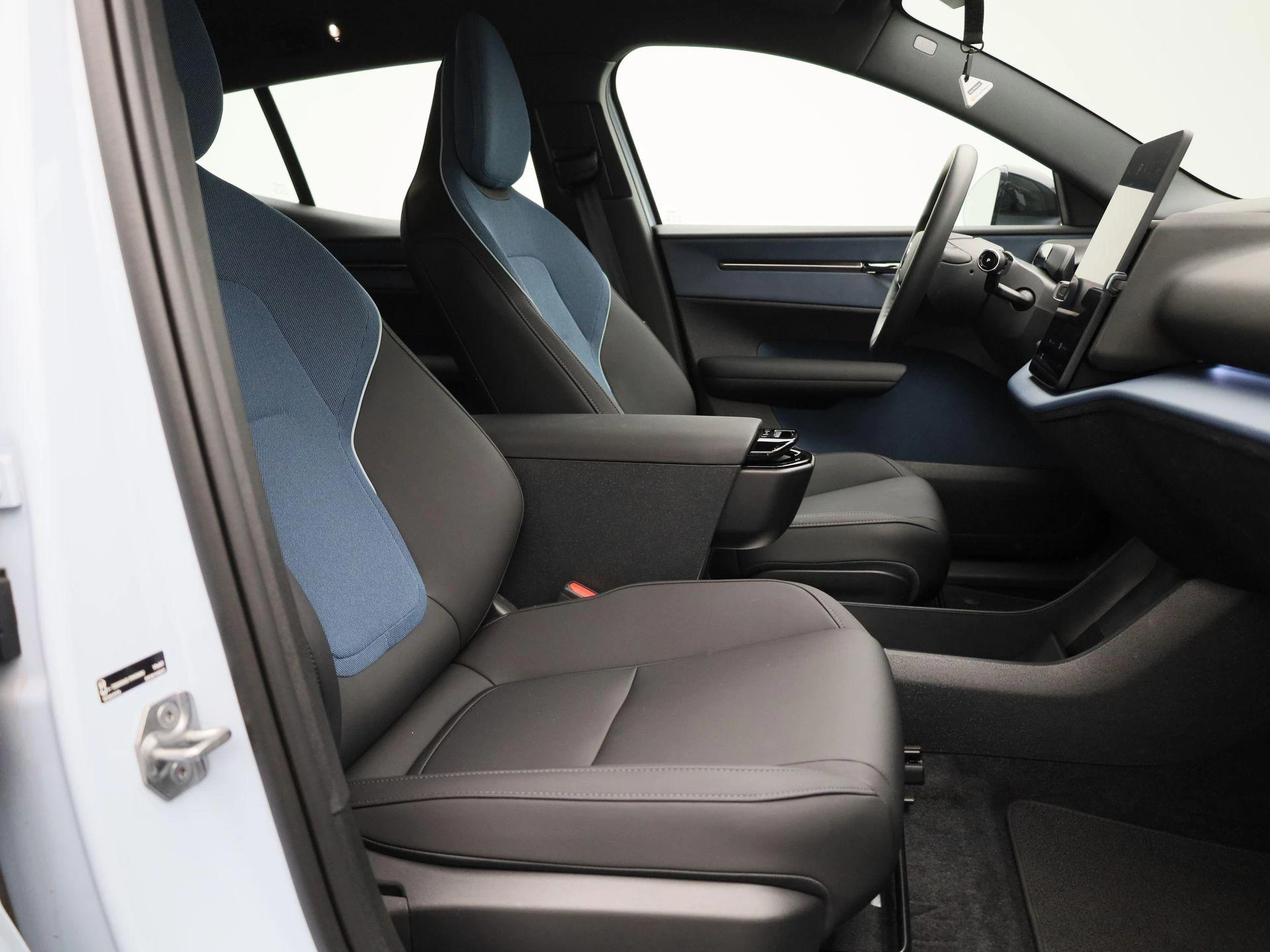Volvo-EX30-image-30