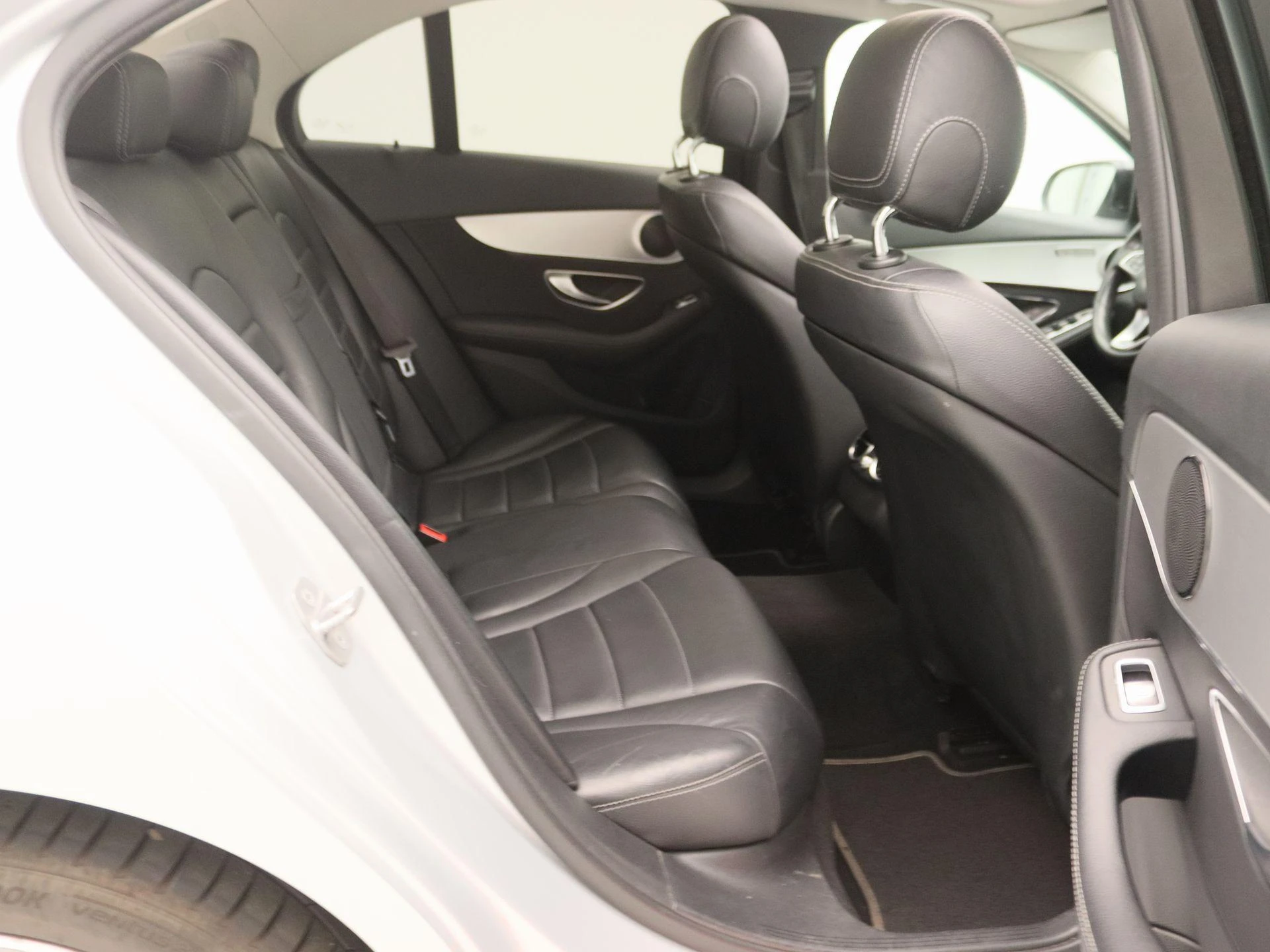 Mercedes-Benz-C-Klasse-image-24