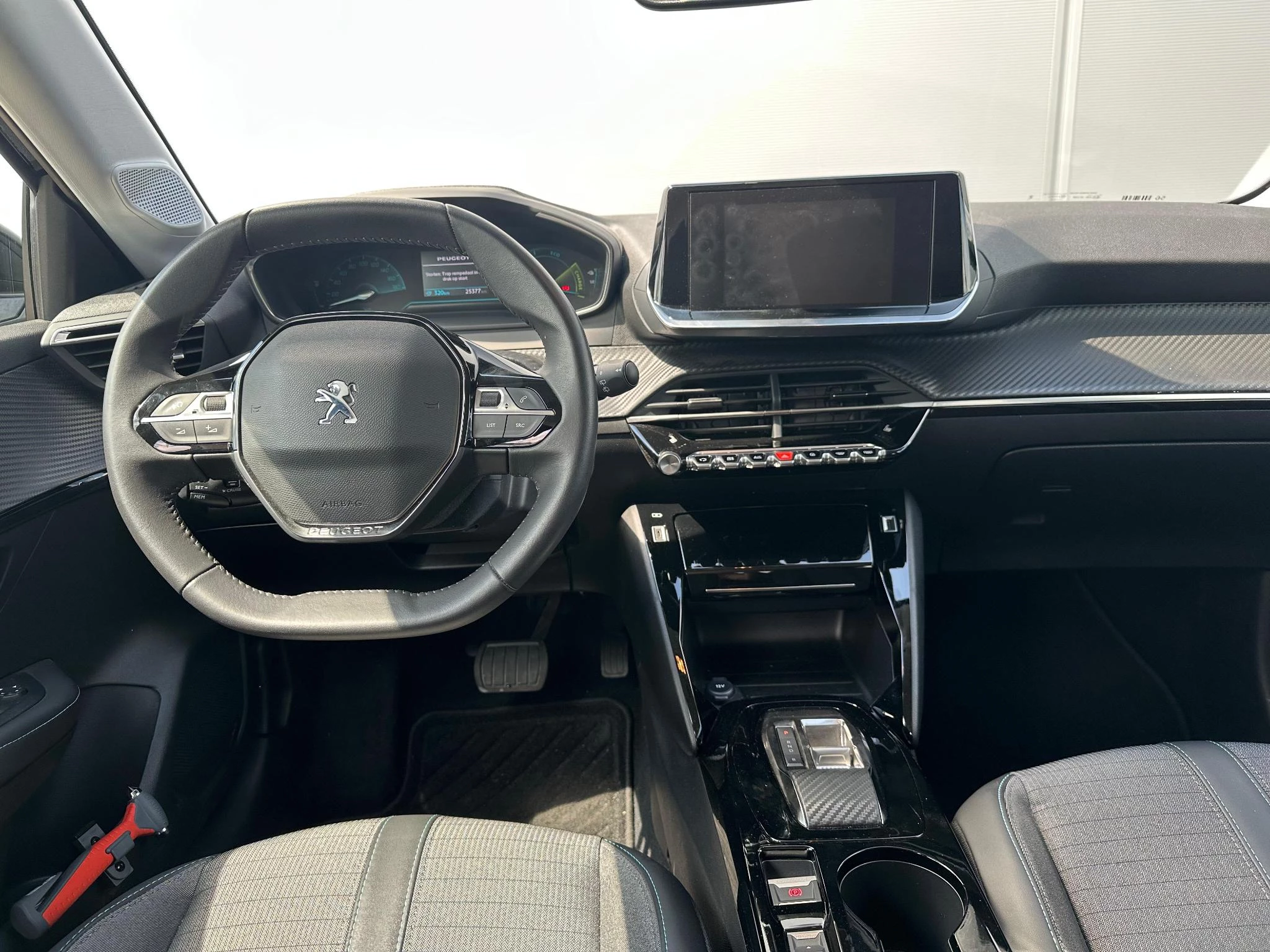 Peugeot-e-208-image-9