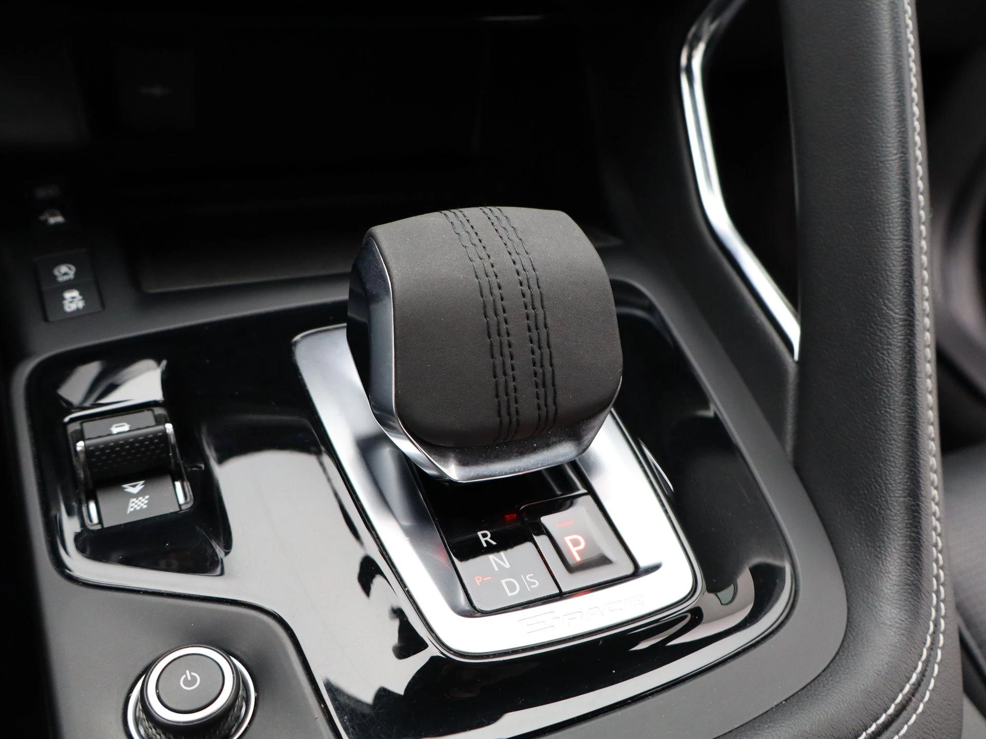 Jaguar-E-PACE-image-17