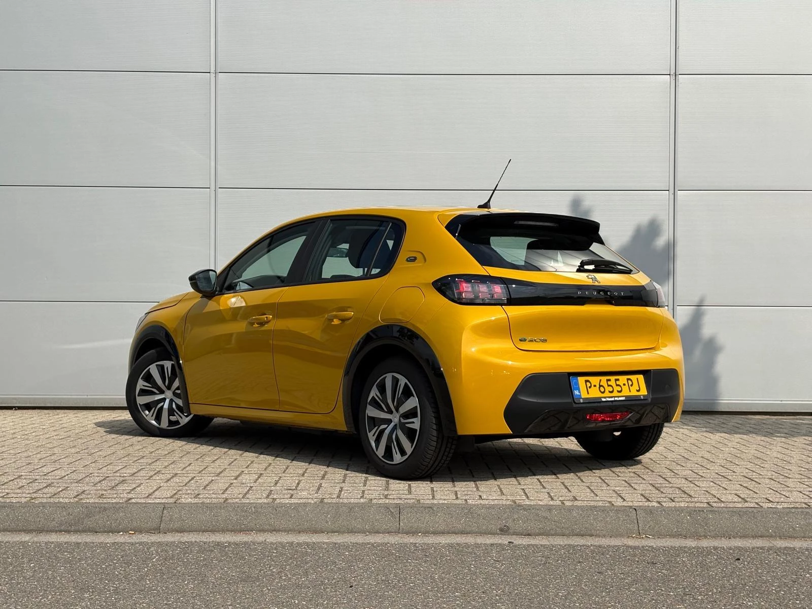 Peugeot-e-208-image-3