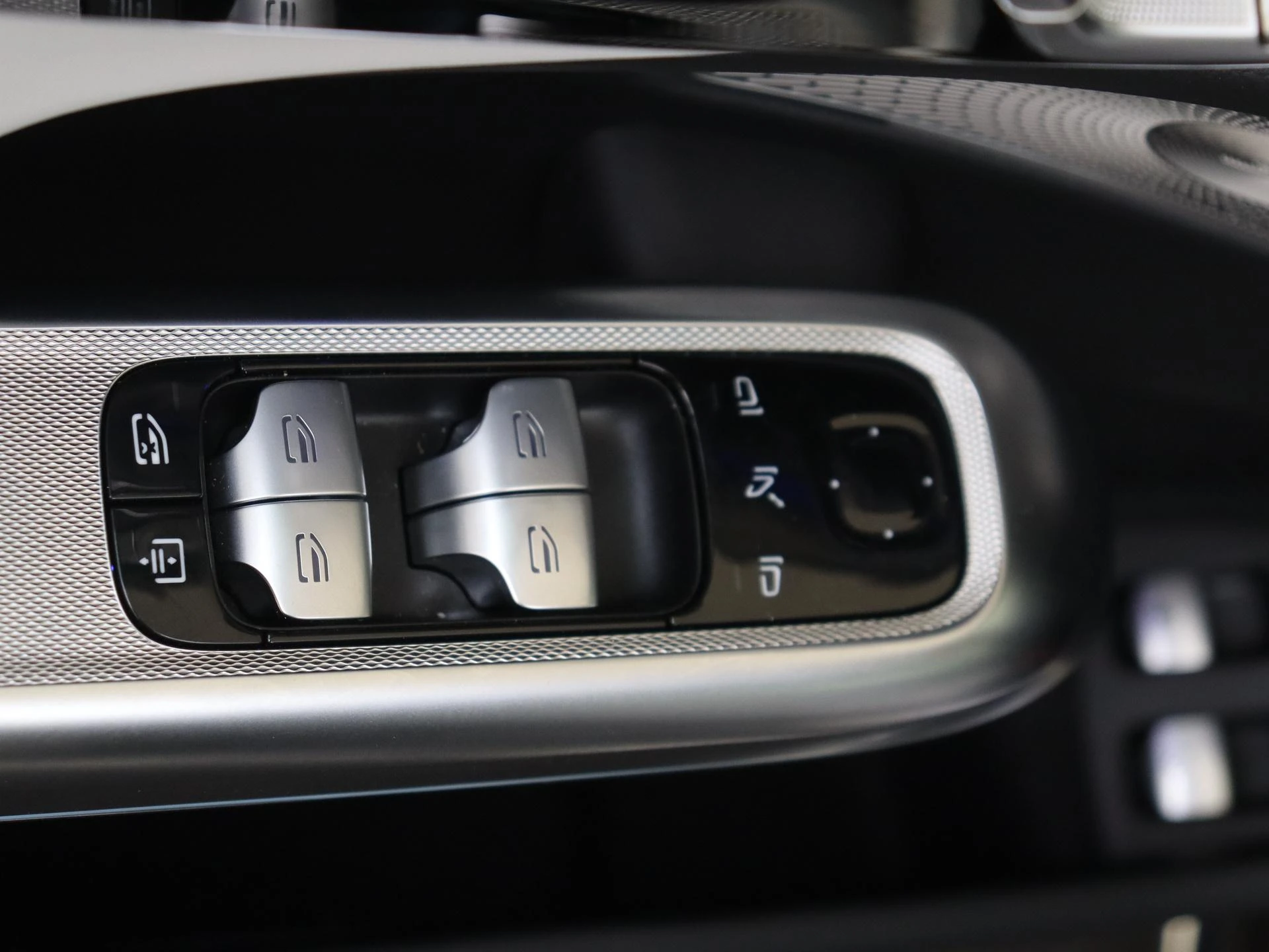 Mercedes-Benz-E-Klasse-image-25