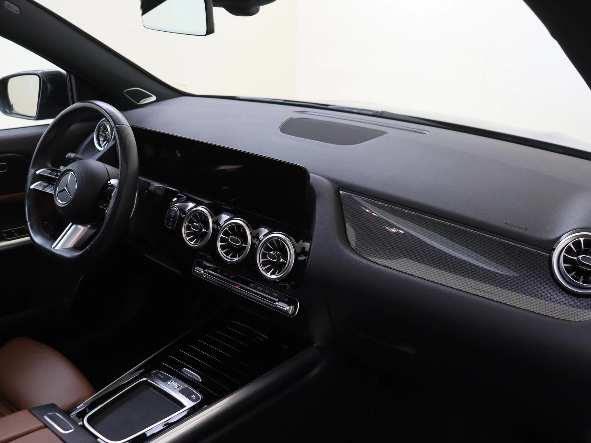 Mercedes-Benz-GLA-image-2