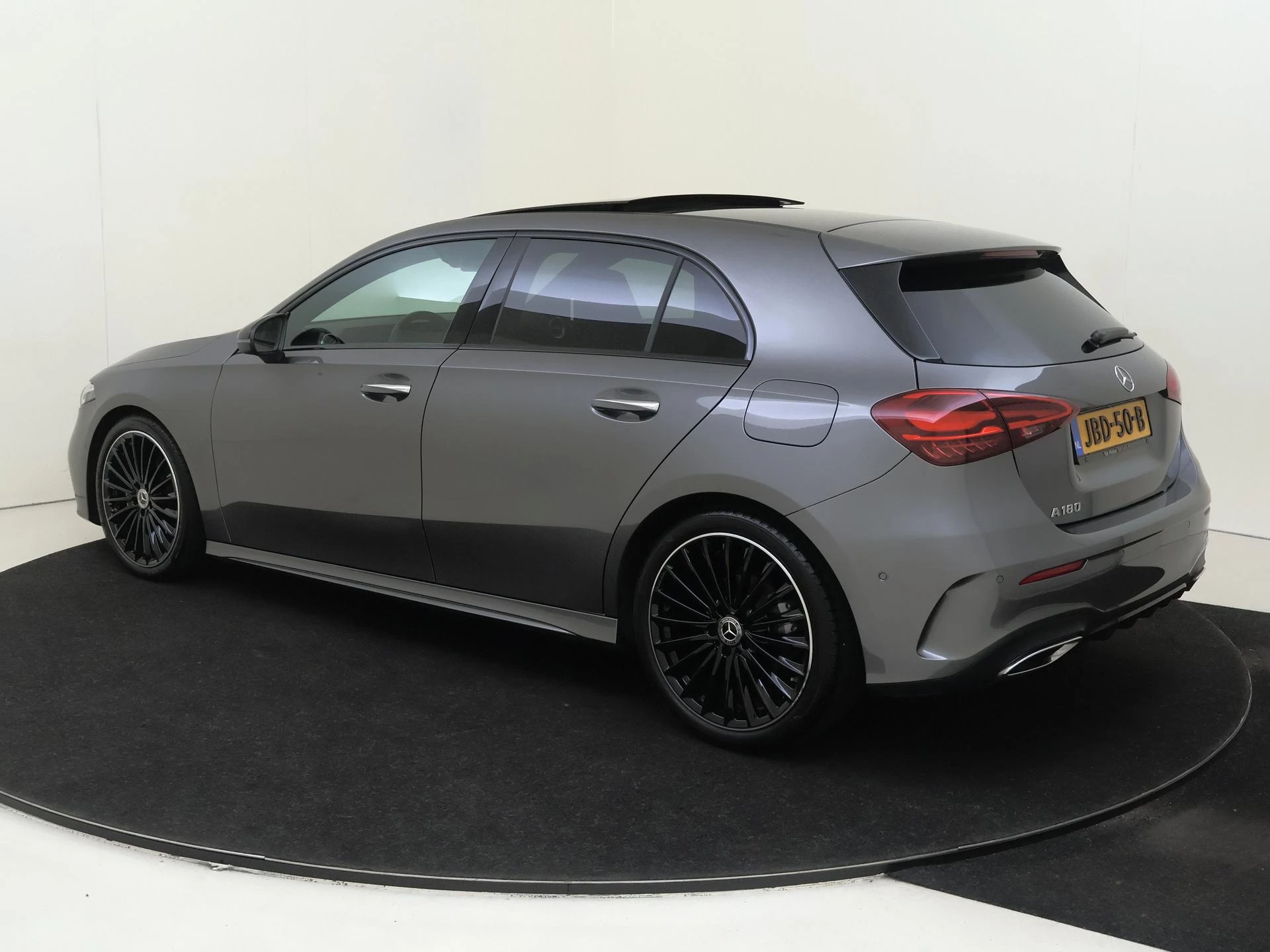 Mercedes-Benz-A-Klasse-image-2