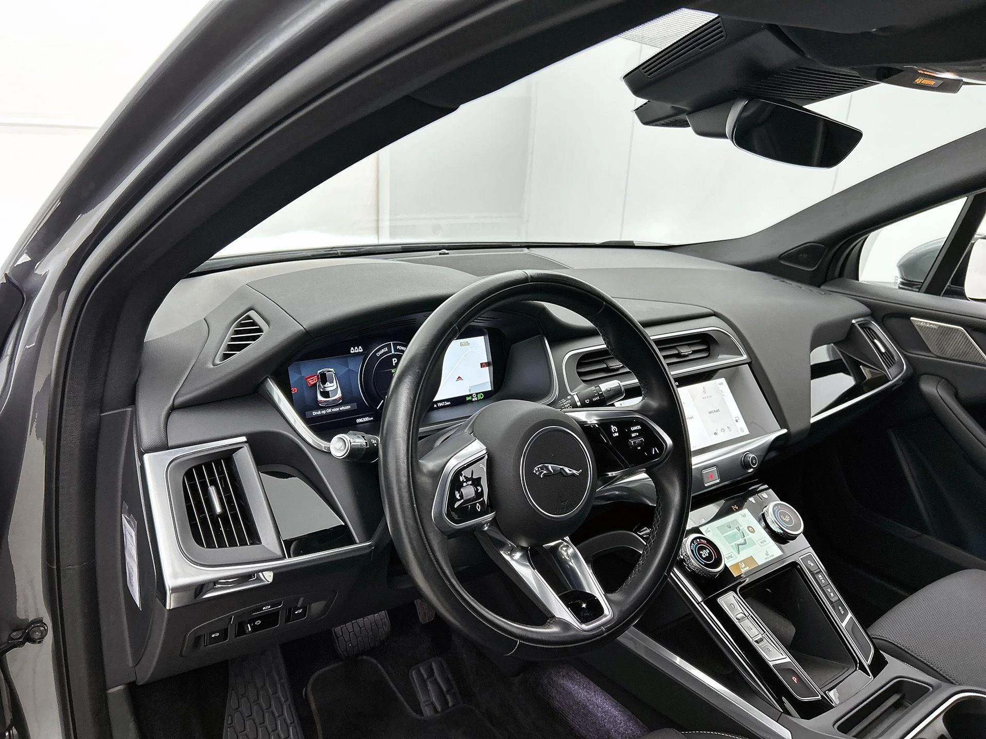 Jaguar-I-PACE-image-17