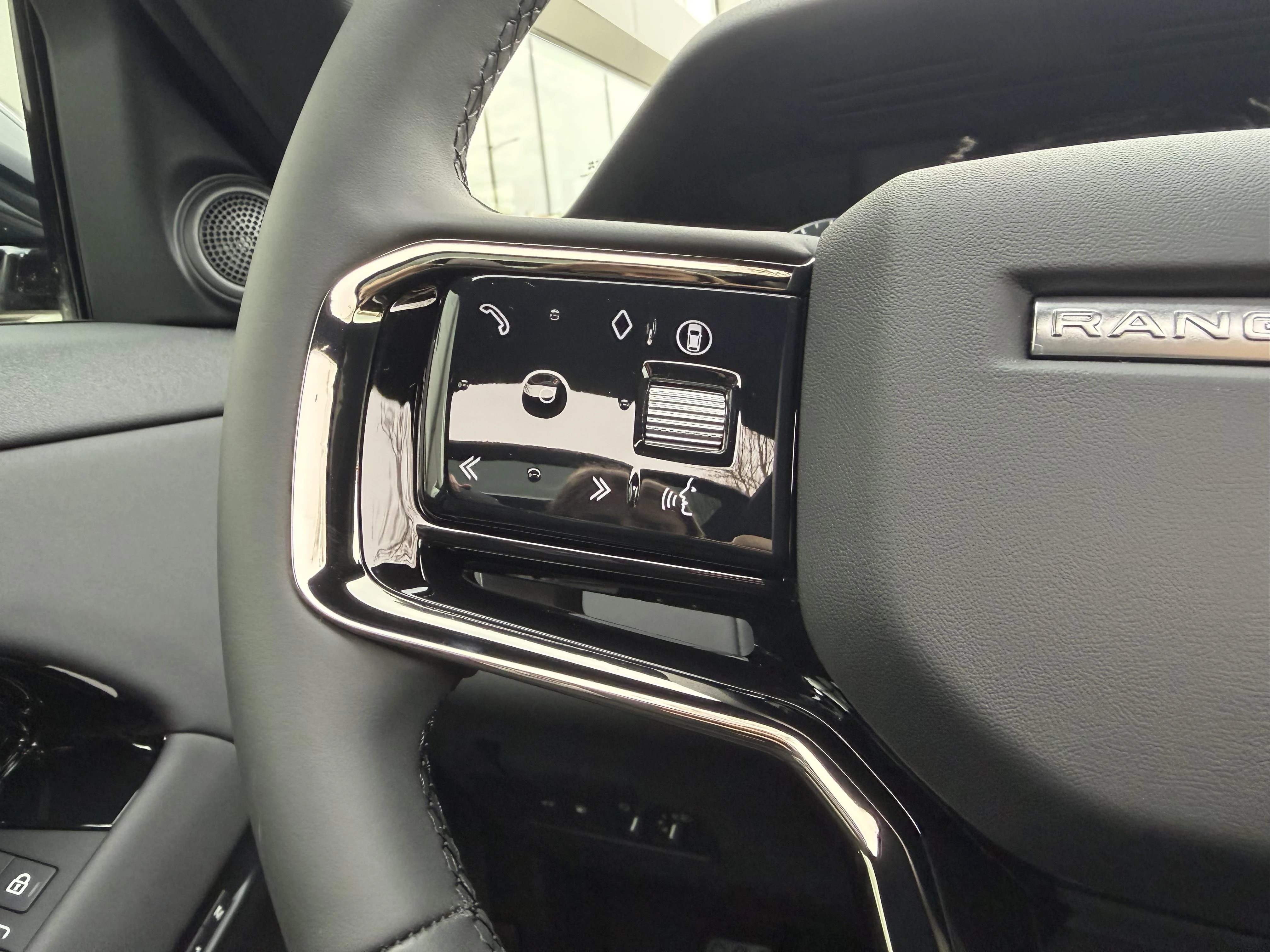 Land Rover-Range Rover Evoque-image-11