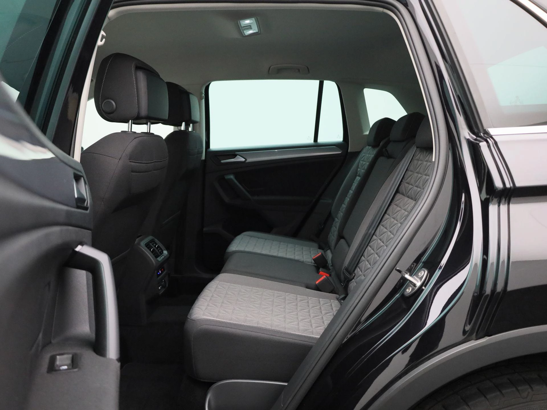 Volkswagen-Tiguan-image-11