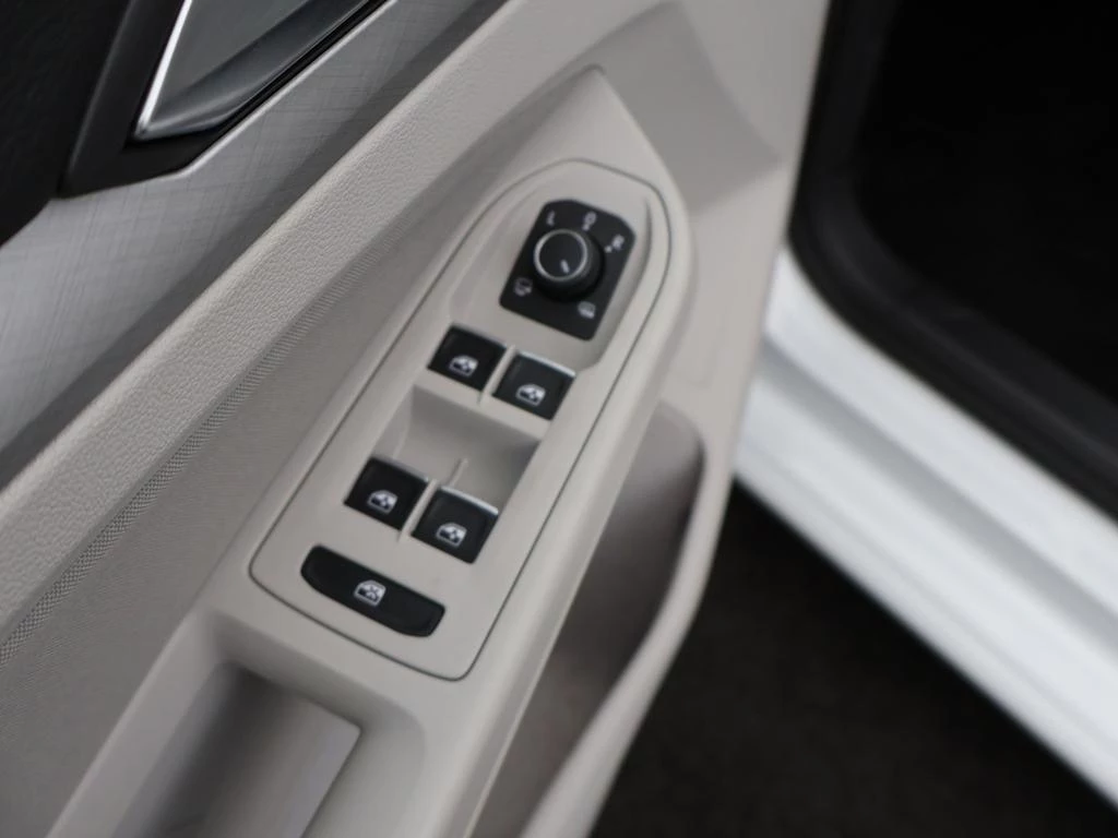 Volkswagen Golf VIII SW Golf 1.0eTSI Life 110PK *AUTOMAAT*LANE-ASSIST*ACC*PDC*APP-CONNECT*...*