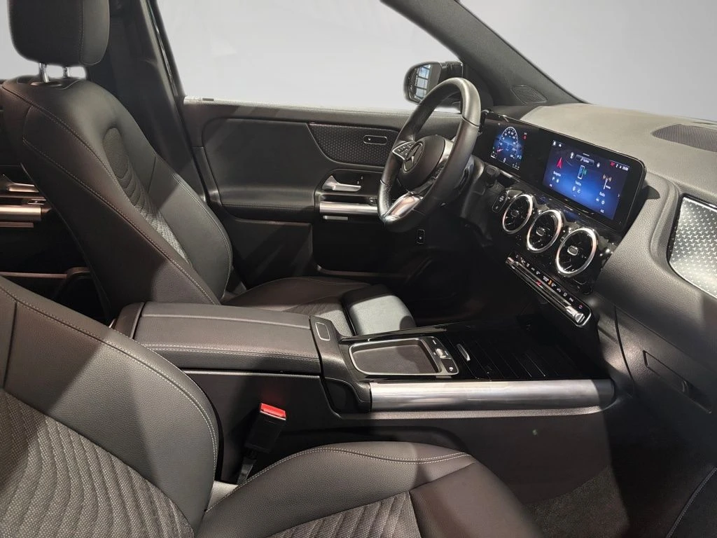 Mercedes-Benz-GLA 200 d-image-14