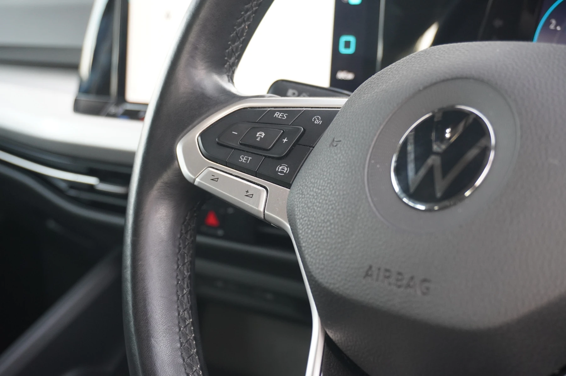 Volkswagen-Golf-image-18