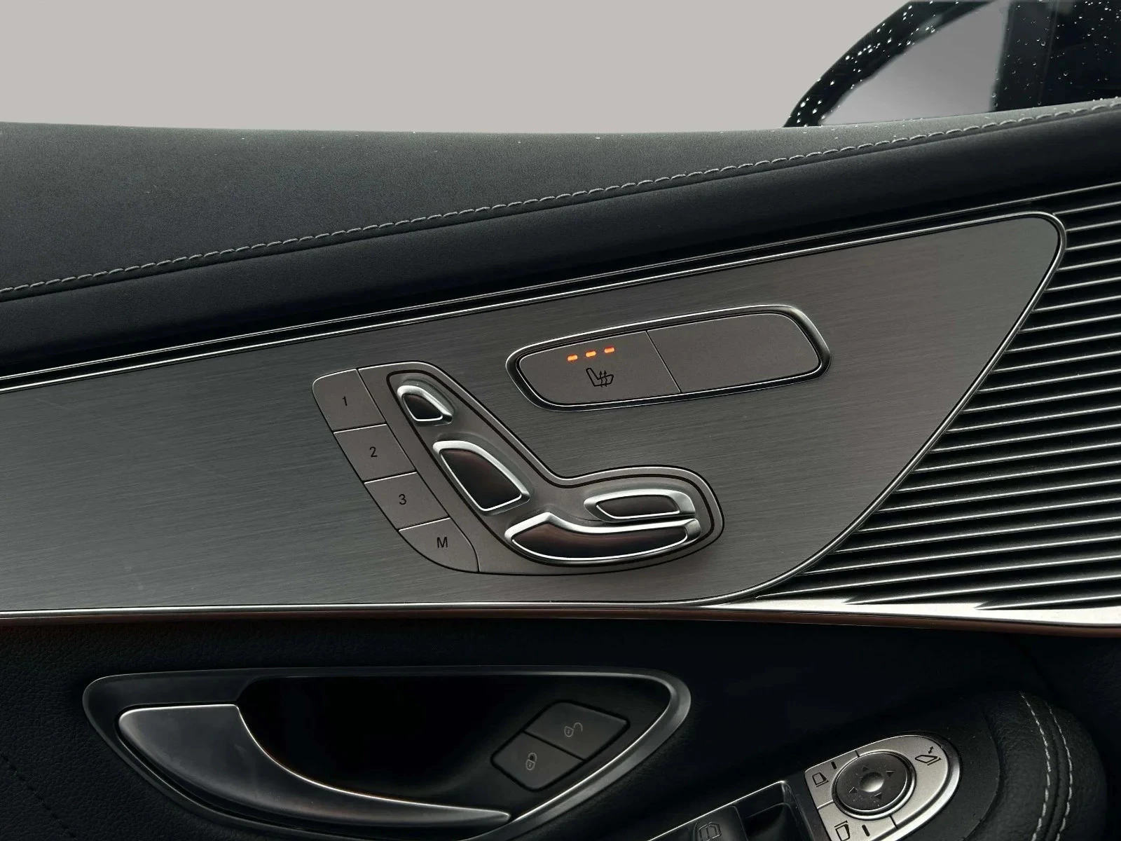 Mercedes-Benz-EQC-image-10