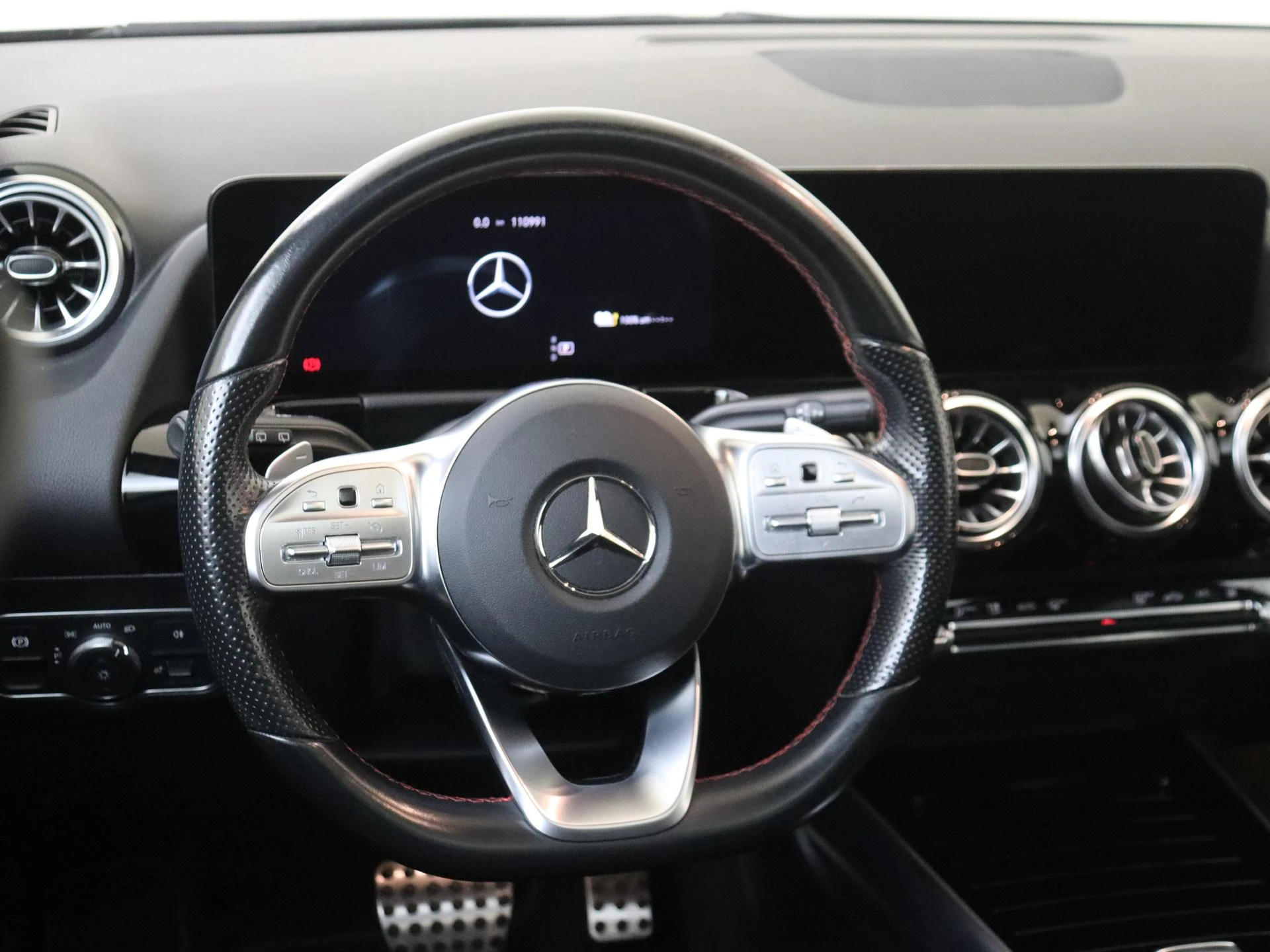 Mercedes-Benz-GLA-image-11