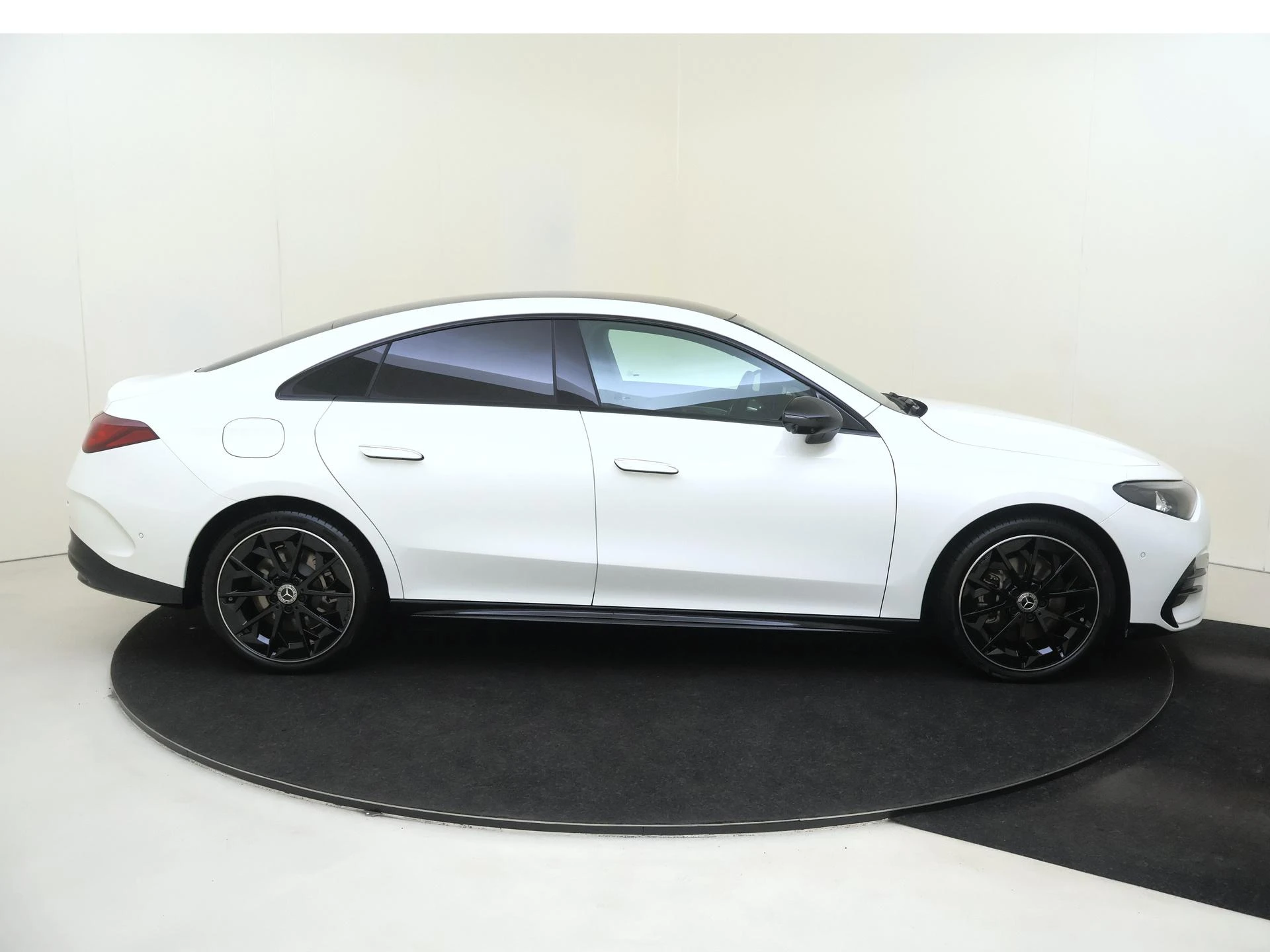 Mercedes-Benz-CLA-image-7