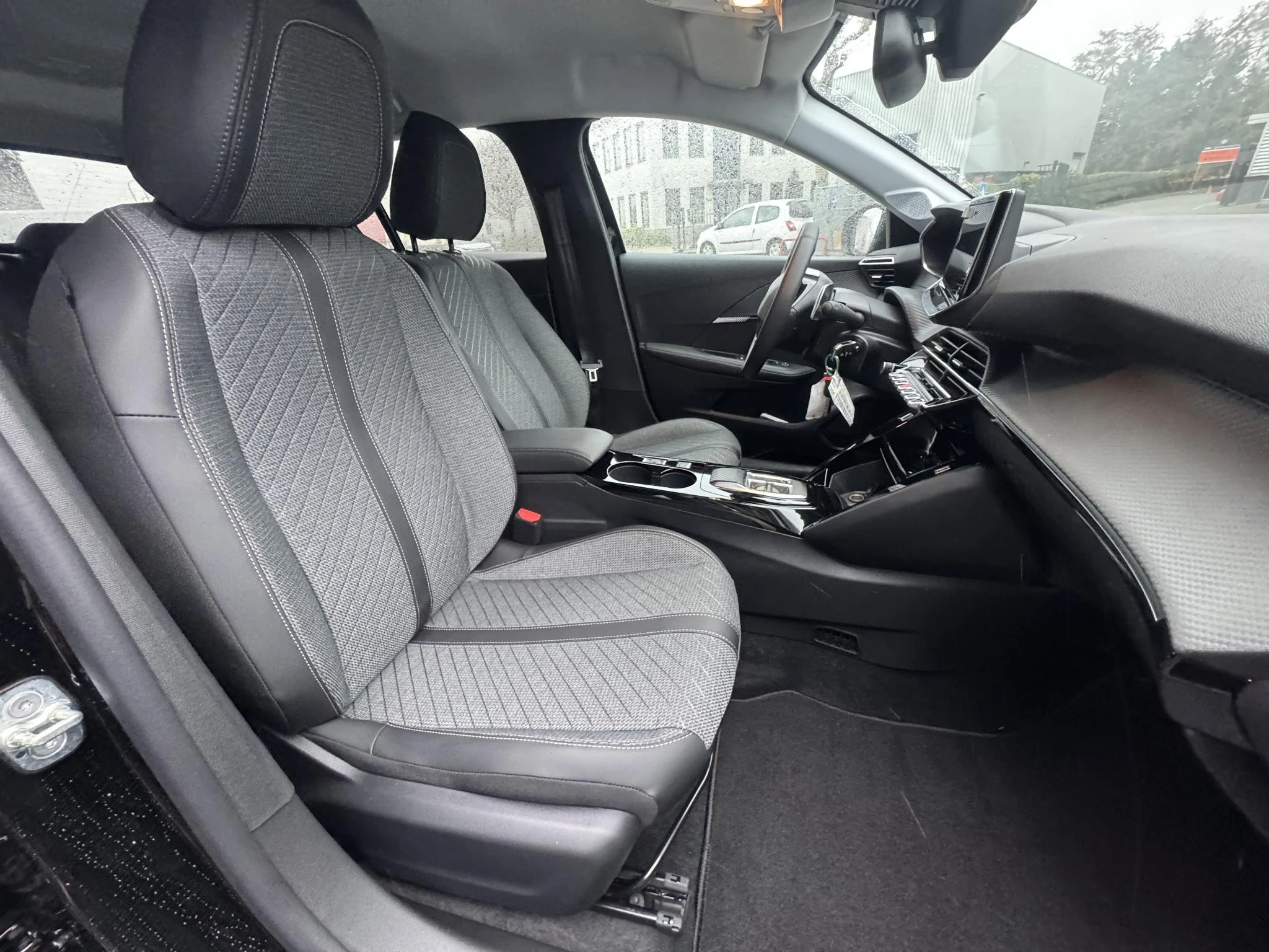 Peugeot-e-208-image-15