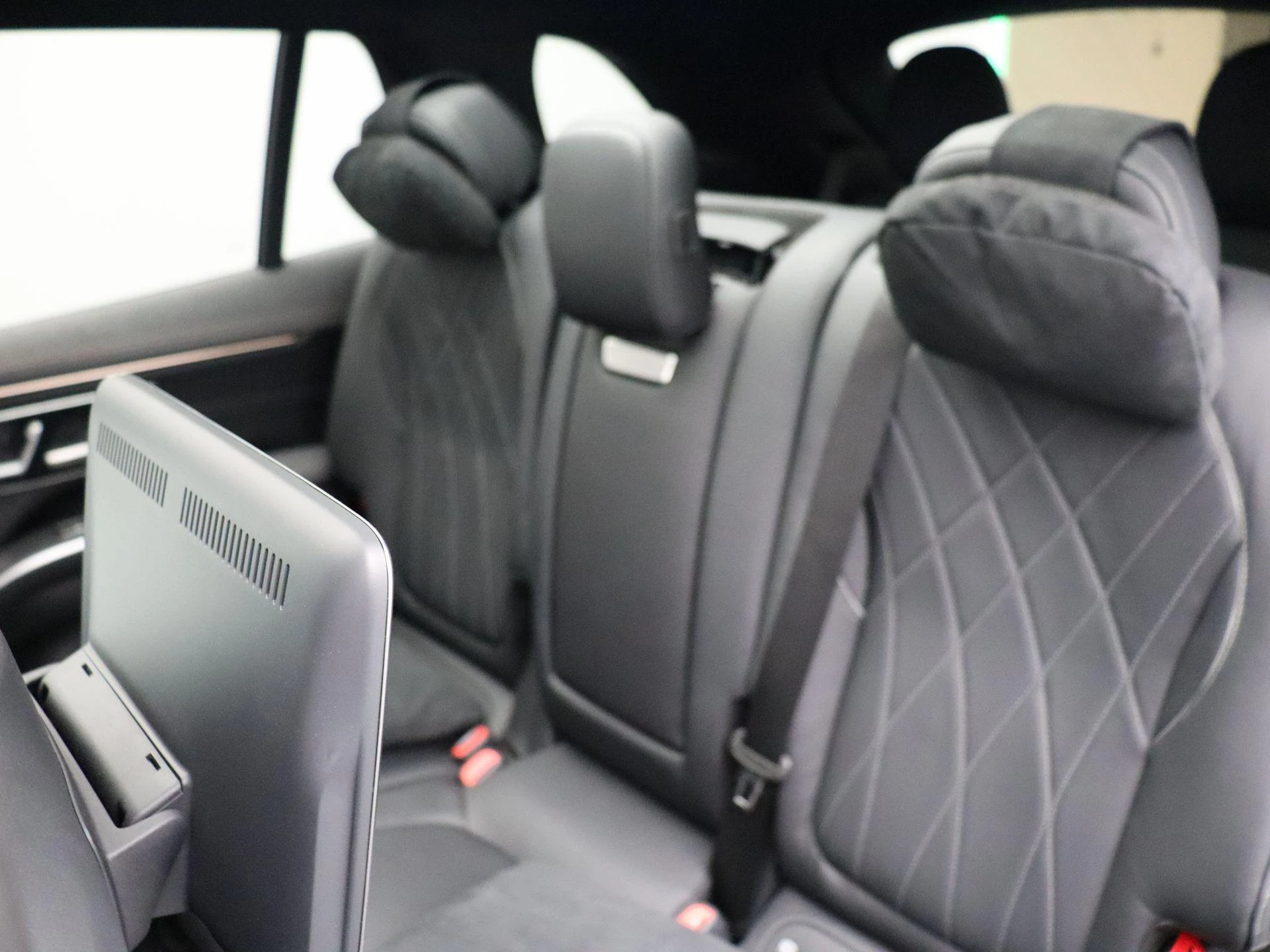 Mercedes-Benz-EQS-image-15