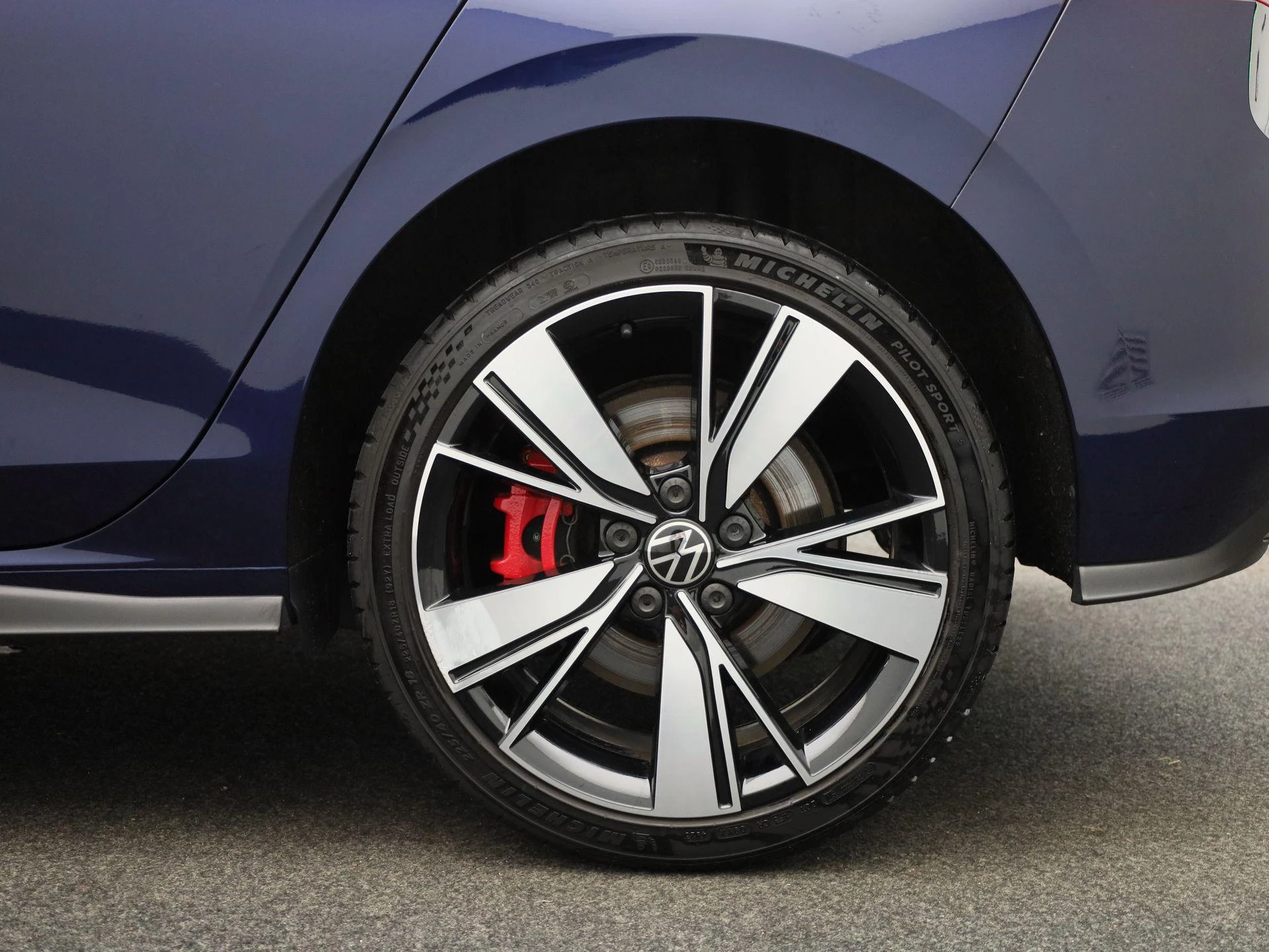 Volkswagen-Golf-image-12