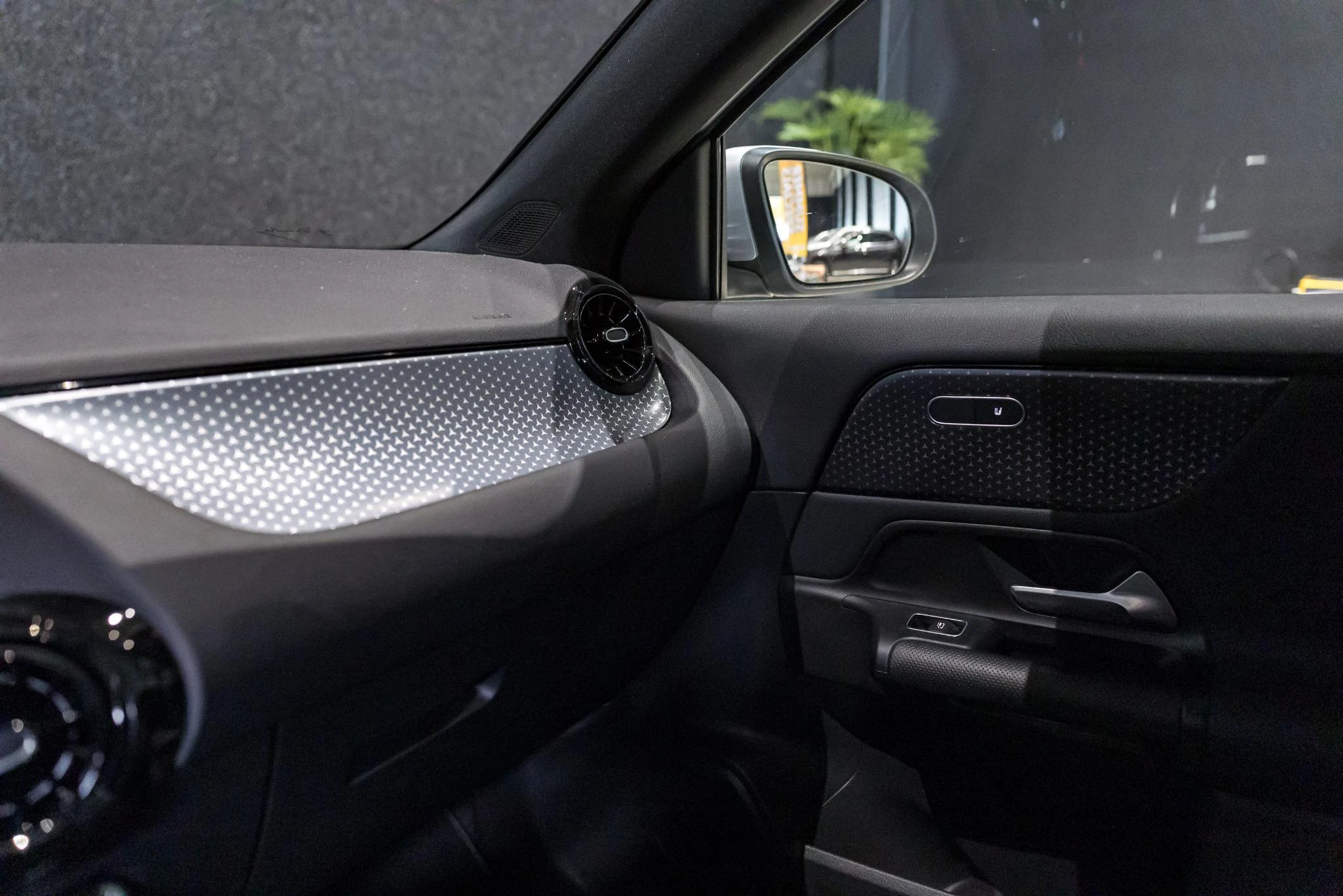 Mercedes-Benz-GLA-image-30