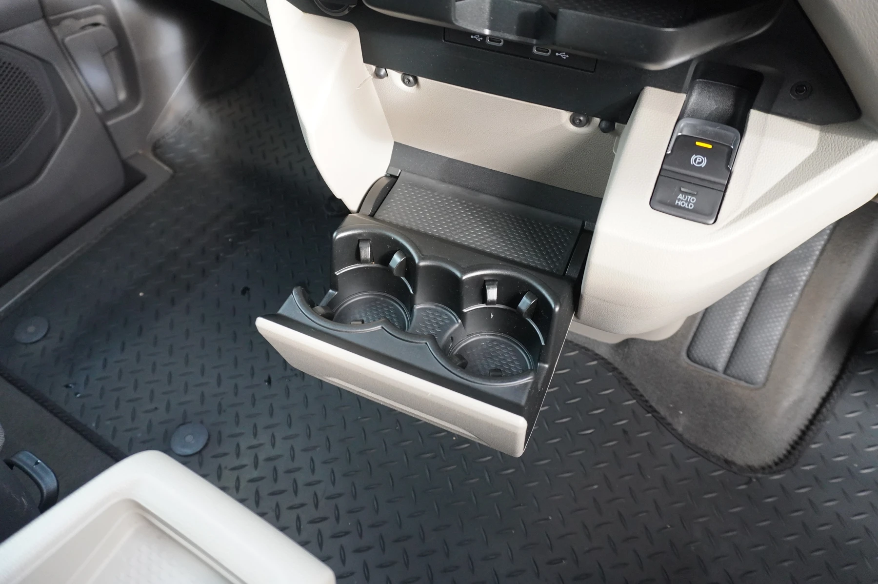 Volkswagen-Multivan-image-53