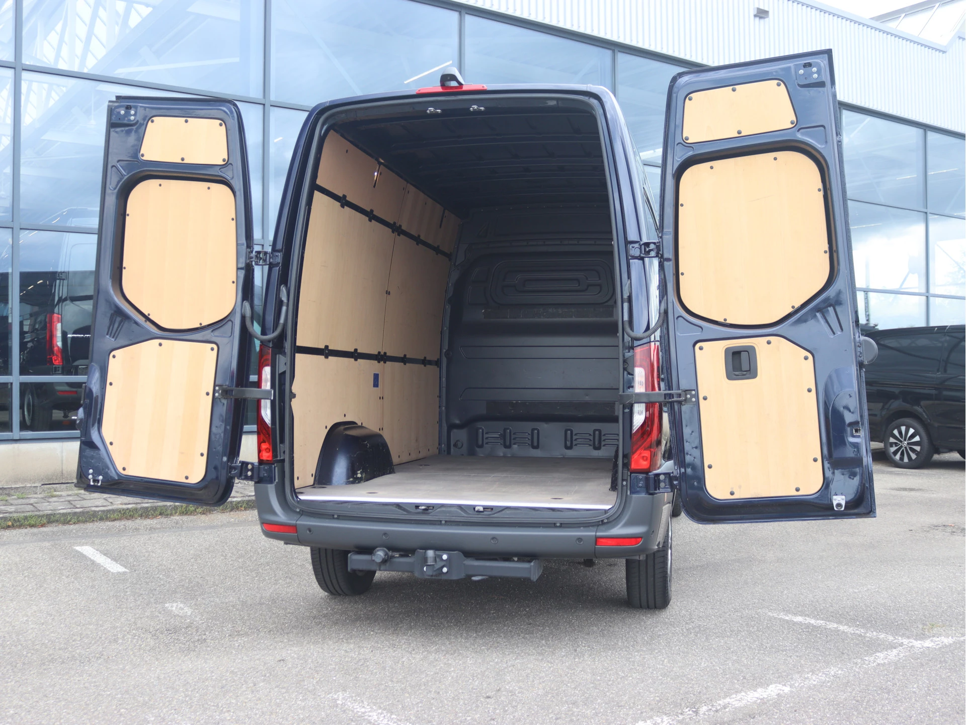 Mercedes-Benz-Sprinter-image-2