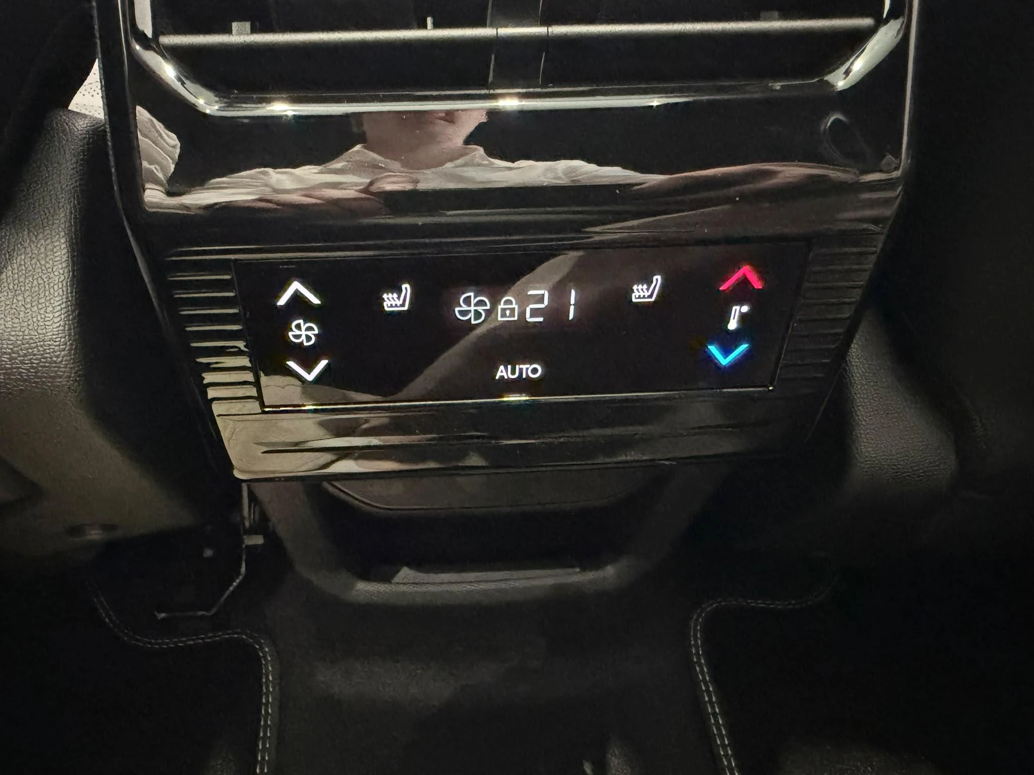 Peugeot-e-5008-image-8