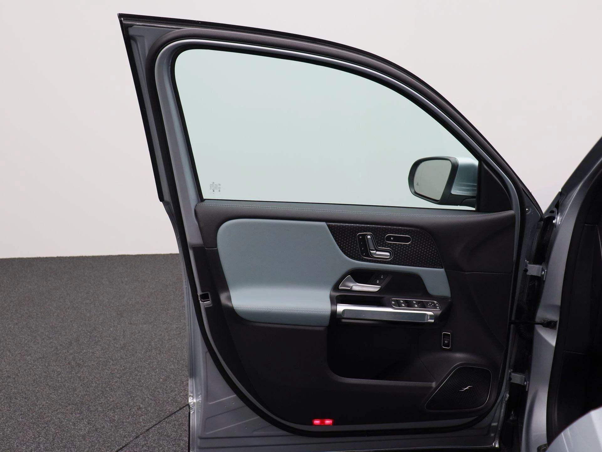 Mercedes-Benz-EQB-image-7