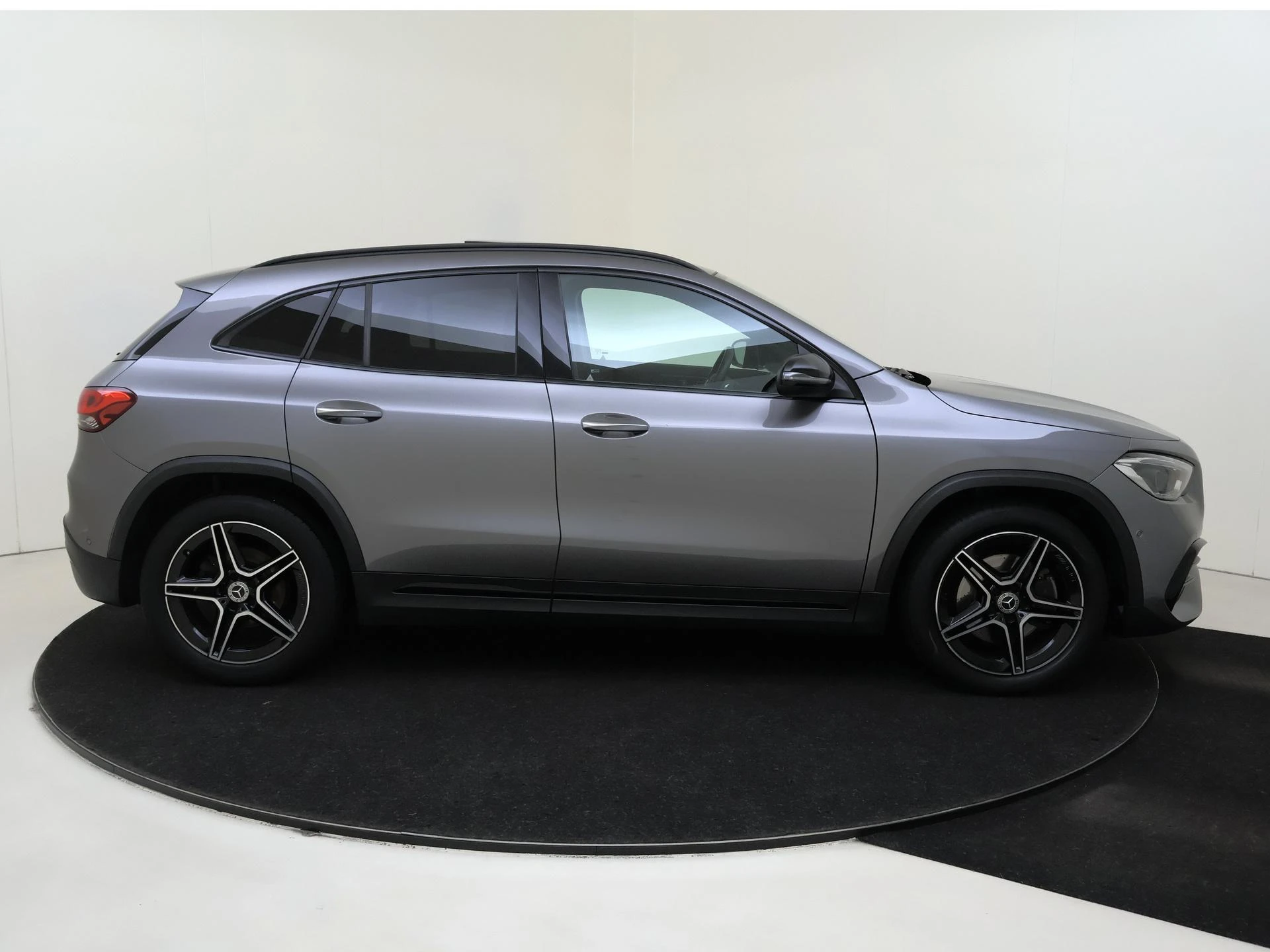 Mercedes-Benz-GLA-image-9