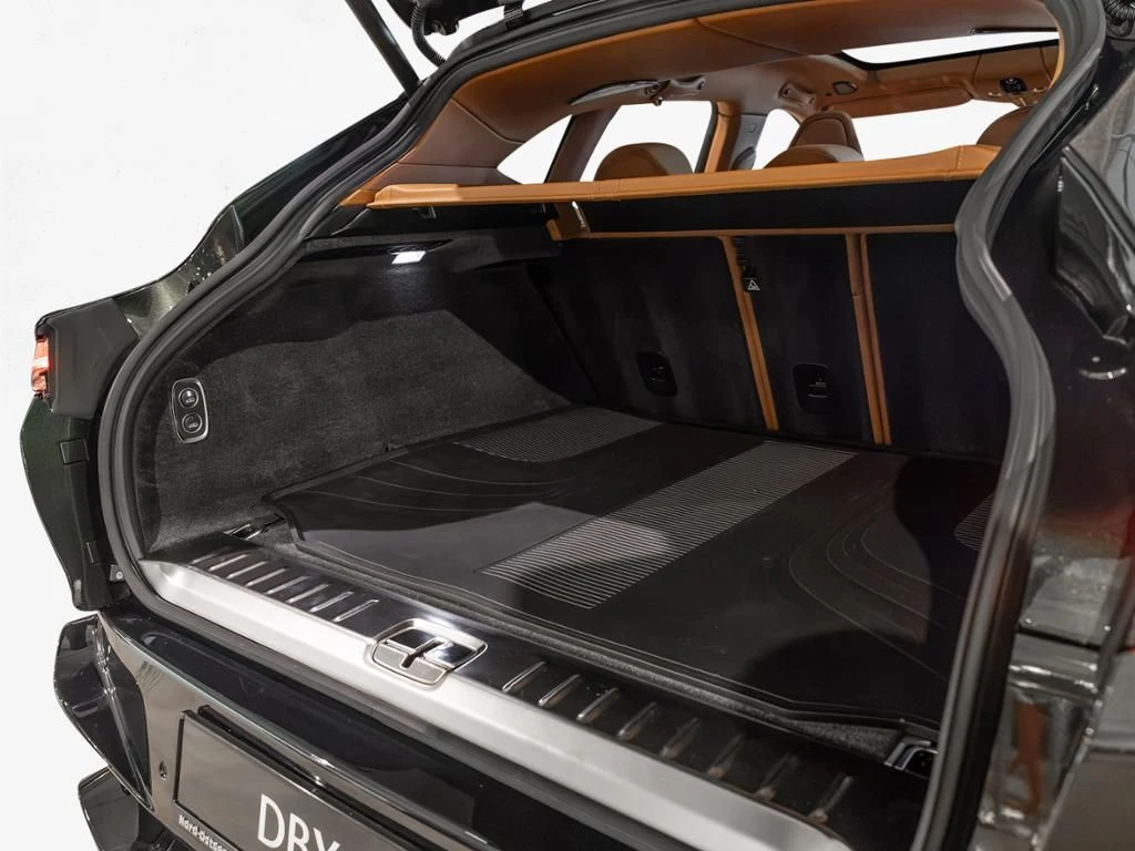 Aston Martin-DBX-image-18